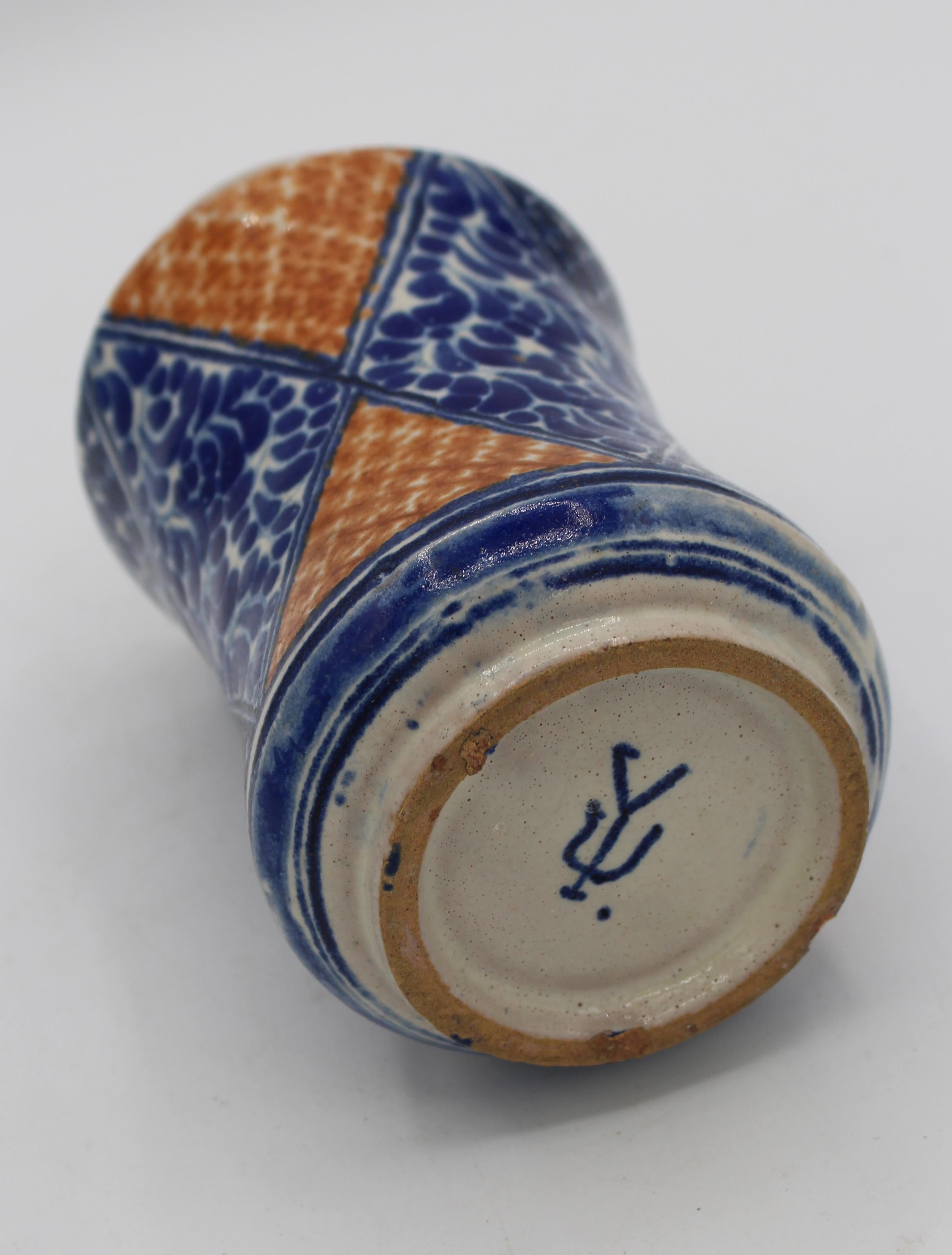 Circa 1890-1910 Uriarte Talavera Apothecary Jar In Good Condition For Sale In Chapel Hill, NC