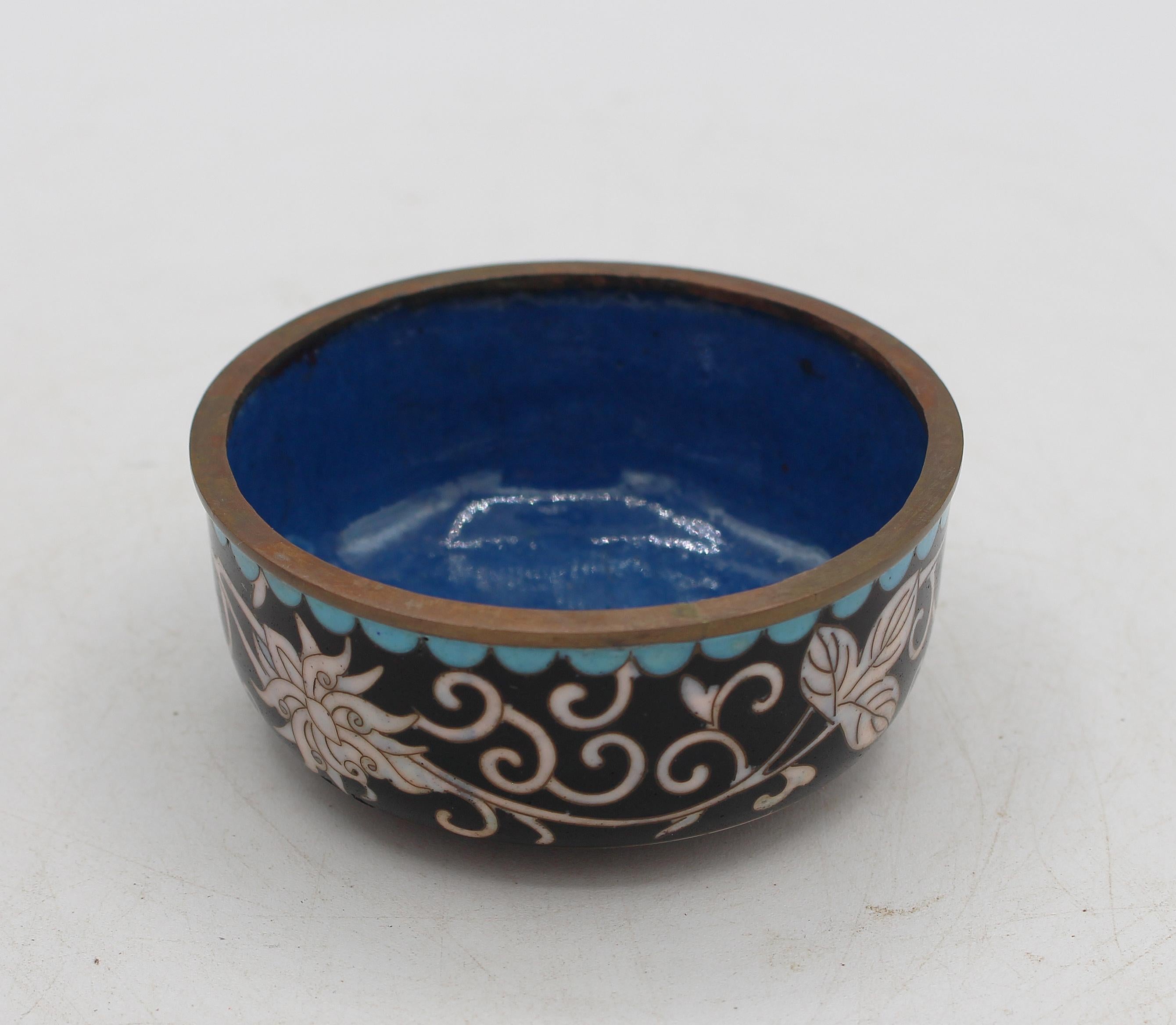 Circa 1890-1912 Vaso ricoperto di cloisonné, Cina, dinastia Qing. Fondo rosso bruciato riccamente colorato con bande turchesi e nere. Segno di taglio illeggibile. Tre piccole scalfitture sulla spalla e sulla copertina. Provenienza: Collezione del