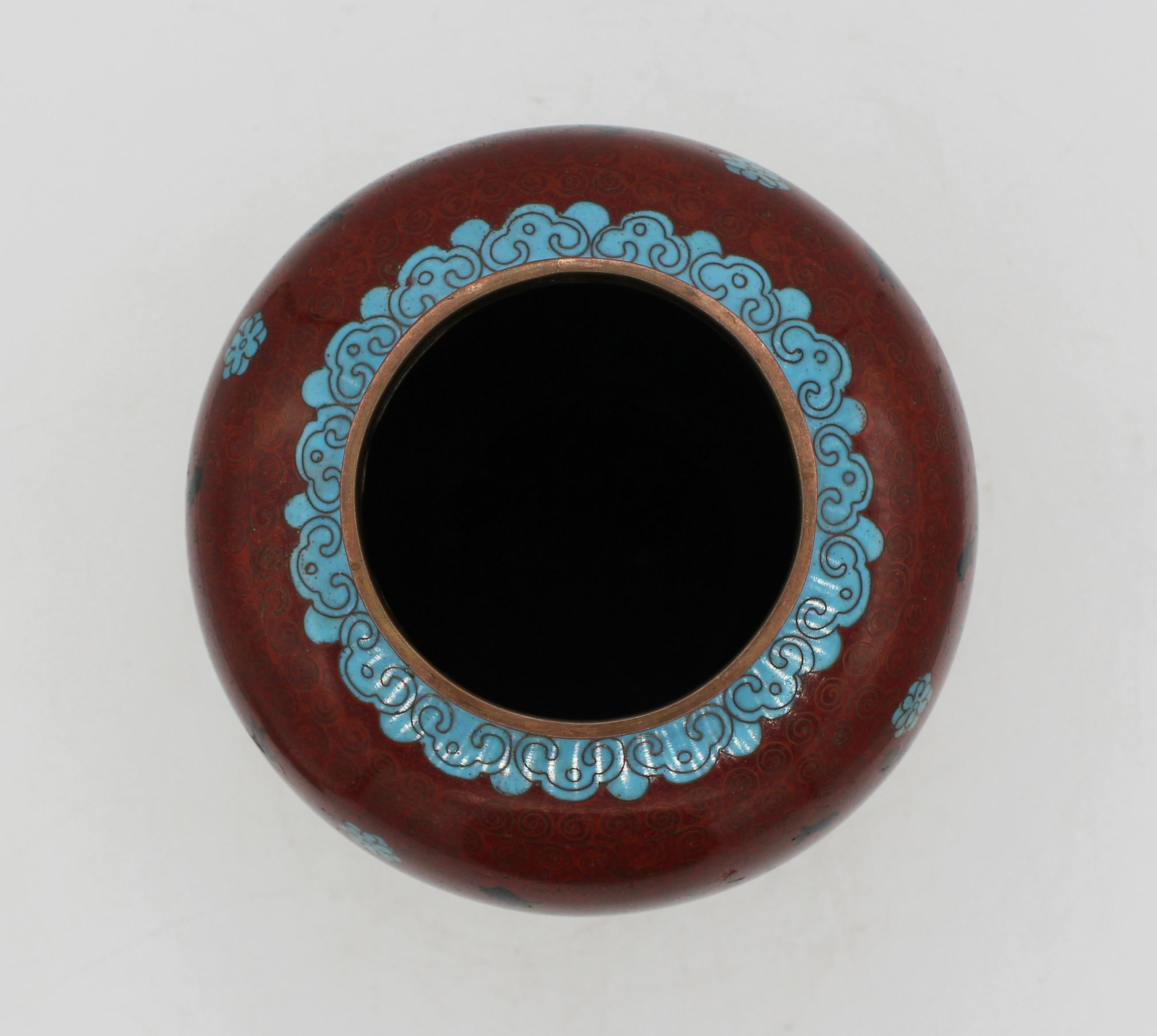 Cinese Vaso ricoperto di cloisonné della dinastia Qing cinese, 1890-1912 ca. in vendita