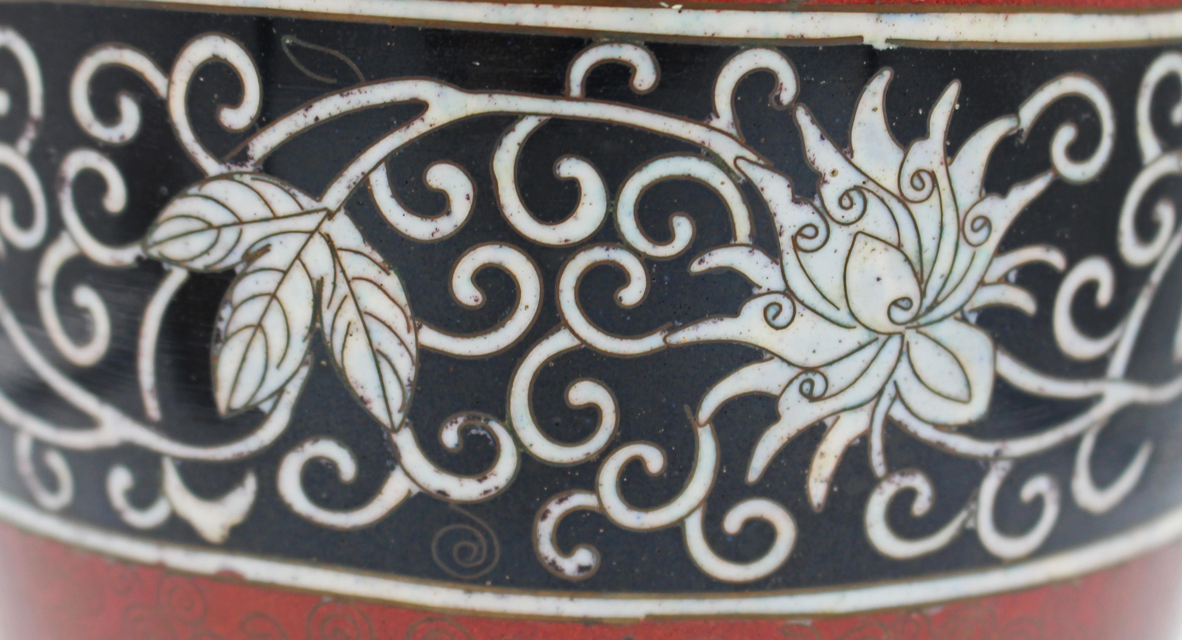 Vaso ricoperto di cloisonné della dinastia Qing cinese, 1890-1912 ca. In condizioni buone in vendita a Chapel Hill, NC