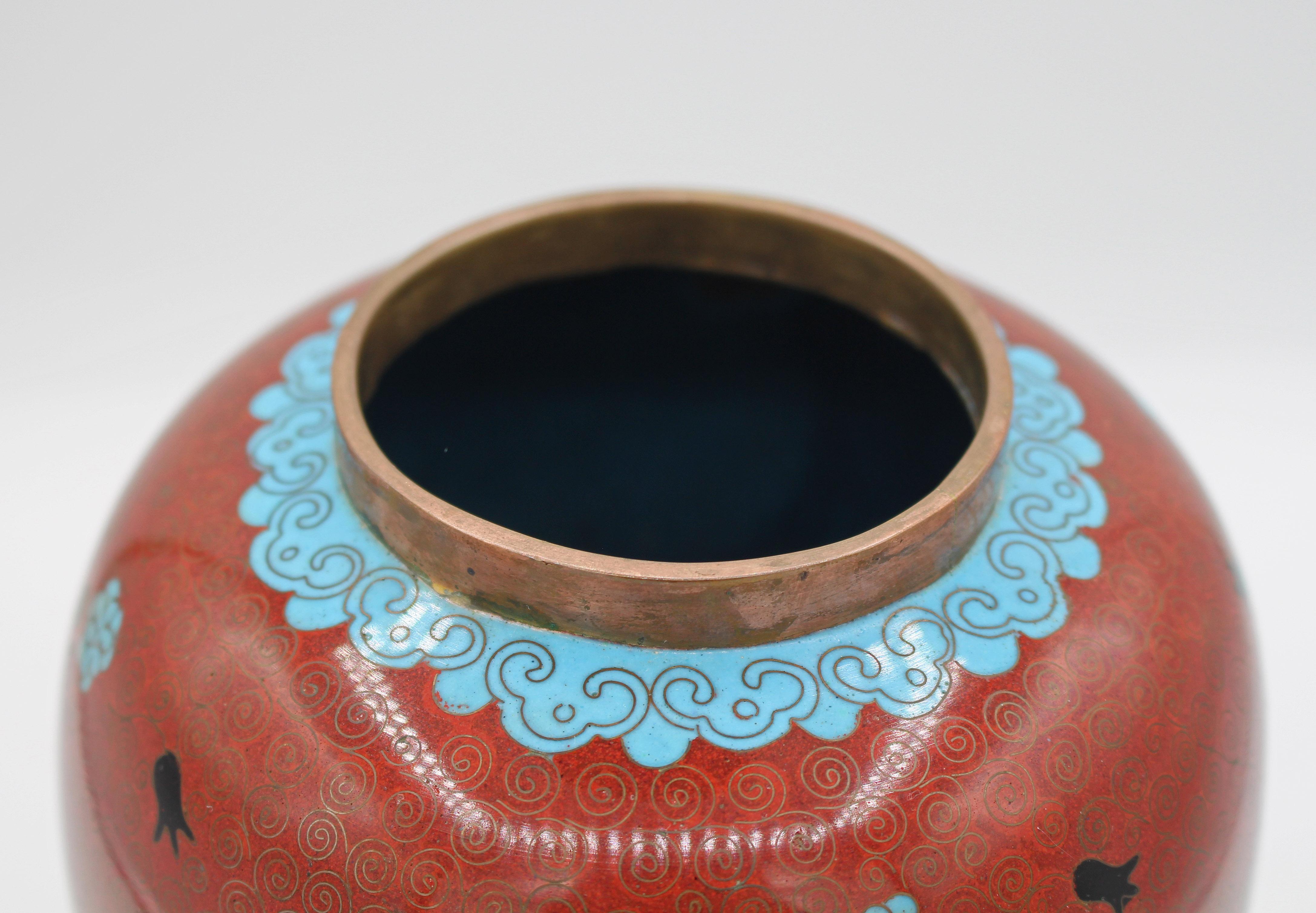 XX secolo Vaso ricoperto di cloisonné della dinastia Qing cinese, 1890-1912 ca. in vendita