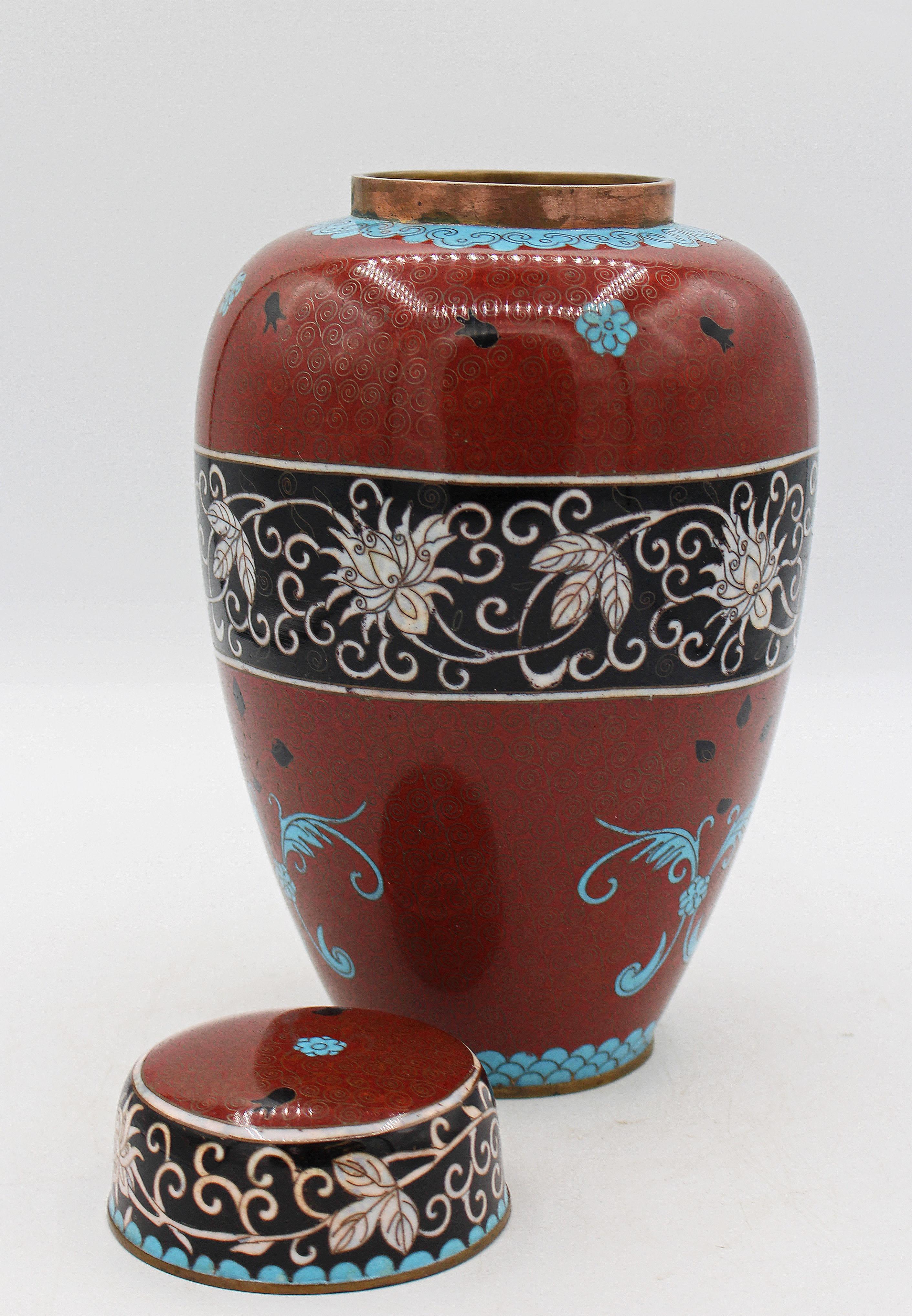 Ceramica Vaso ricoperto di cloisonné della dinastia Qing cinese, 1890-1912 ca. in vendita