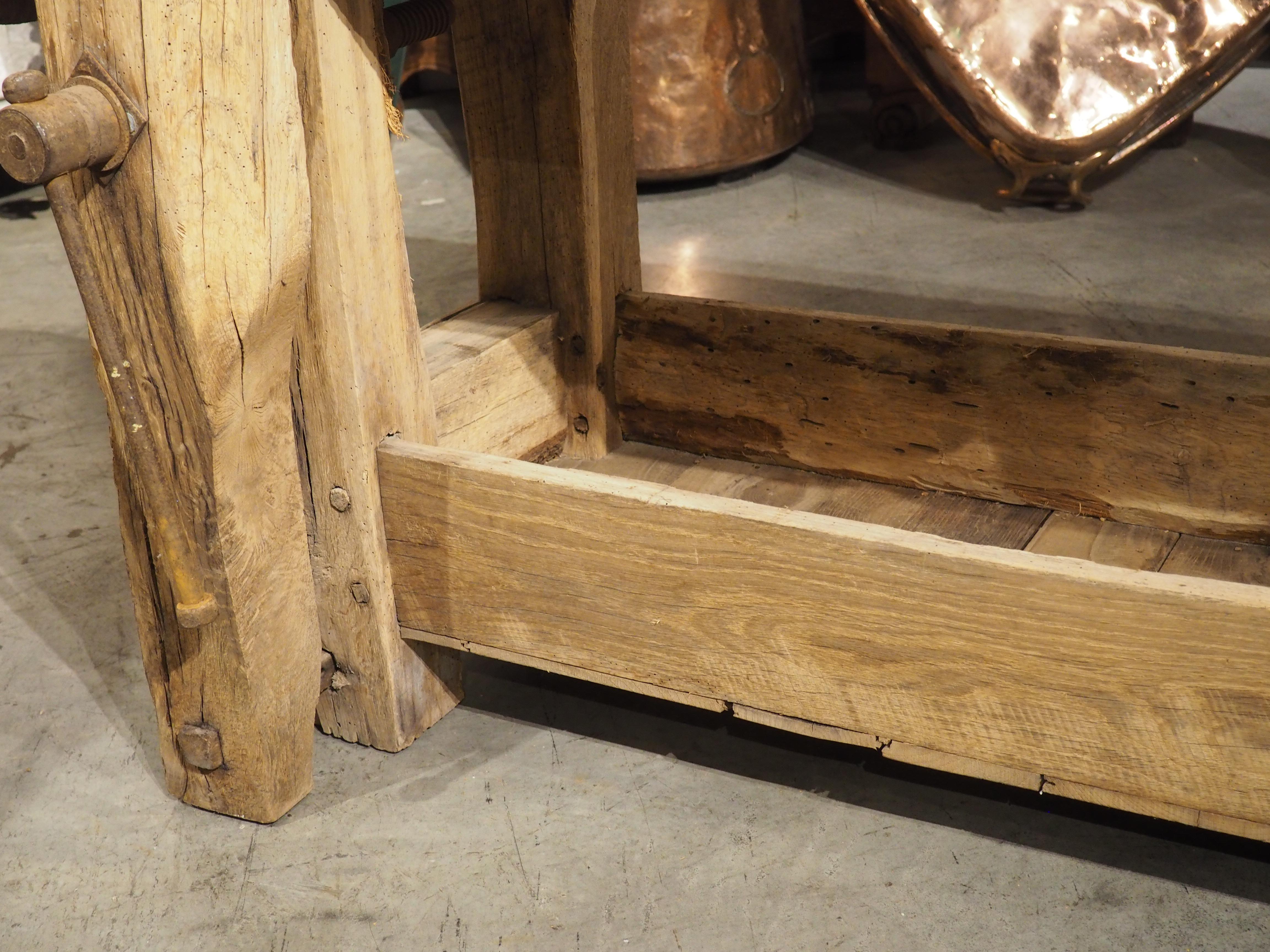 Französischer Bleached French Carpenters Work Bench-Tisch mit niedrigerer Aufbewahrung, um 1890 im Angebot 2