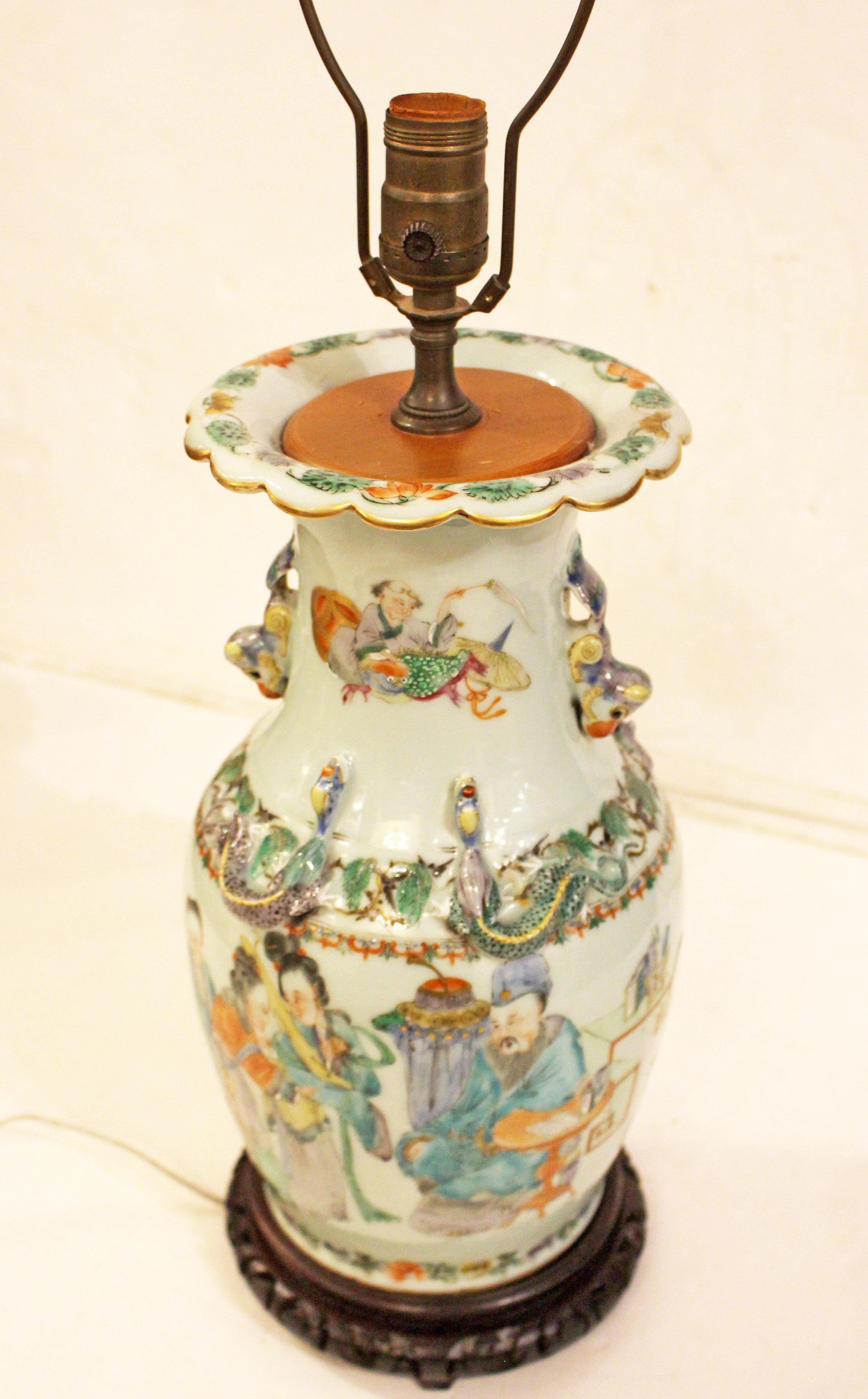 Vaso in porcellana Famille Rose da esportazione cinese del 1890 circa montato come lampada. Vaso di grandi dimensioni con manici a spalla con draghi e leoni; scene familiari. Vaso: 15