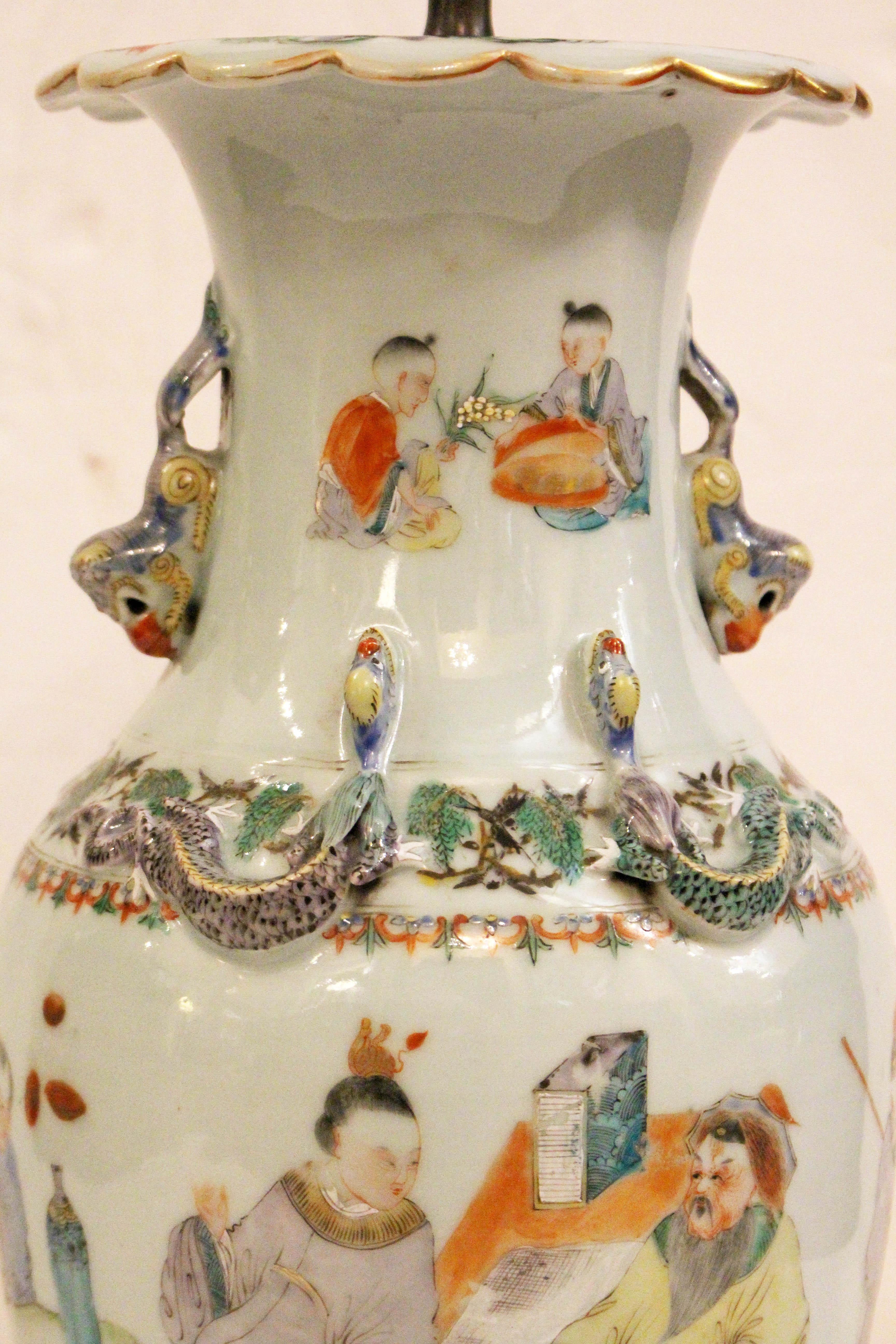 Vaso di porcellana Famille Rose da esportazione cinese del 1890 circa montato come lampada In condizioni buone in vendita a Chapel Hill, NC