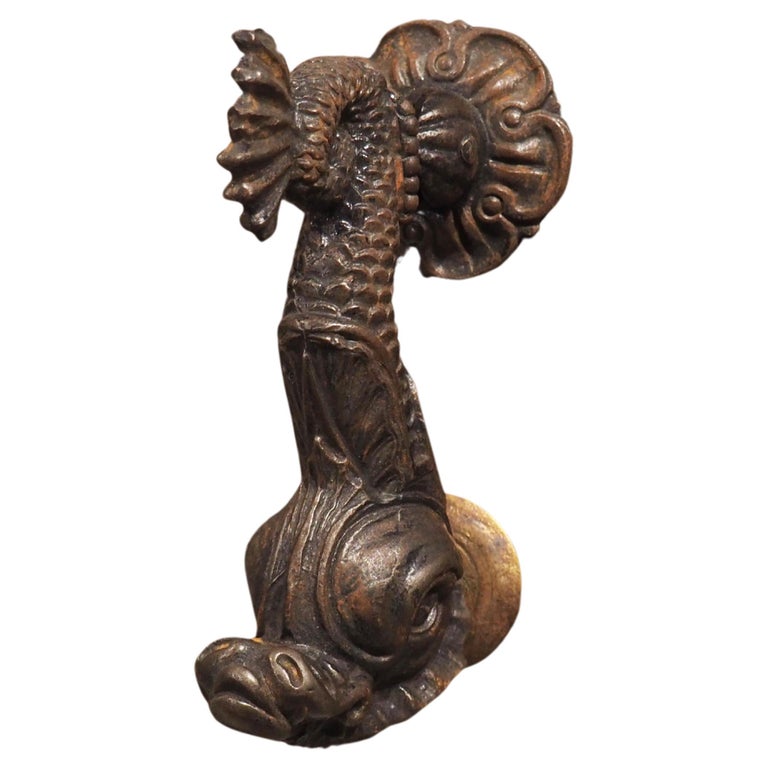 Ancien heurtoir de porte en bronze de forme dauphin en France | Clasf