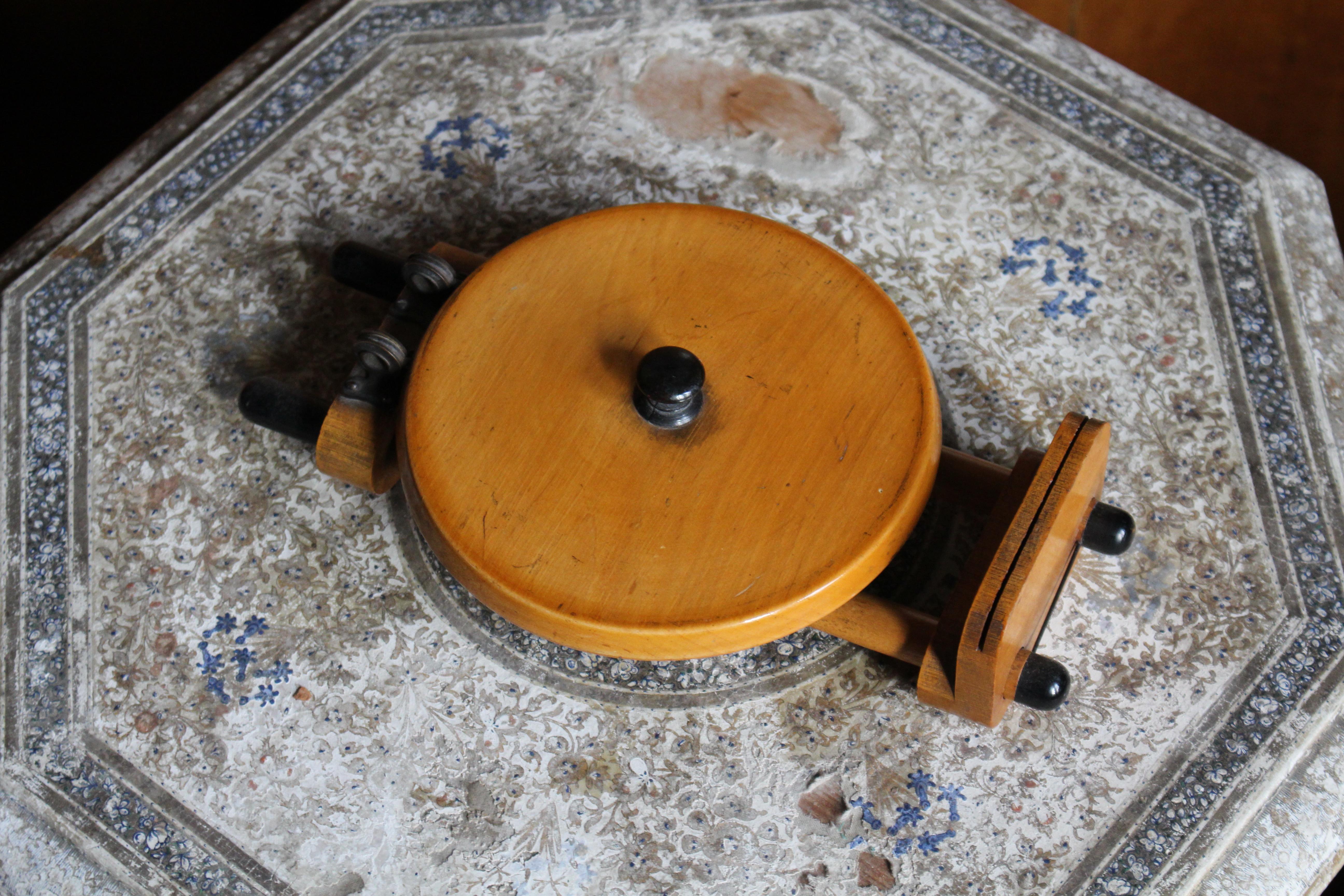 Fin du XIXe siècle Miroir à détournement concave scientifique en bois de satin français datant d'environ 1890 en vente