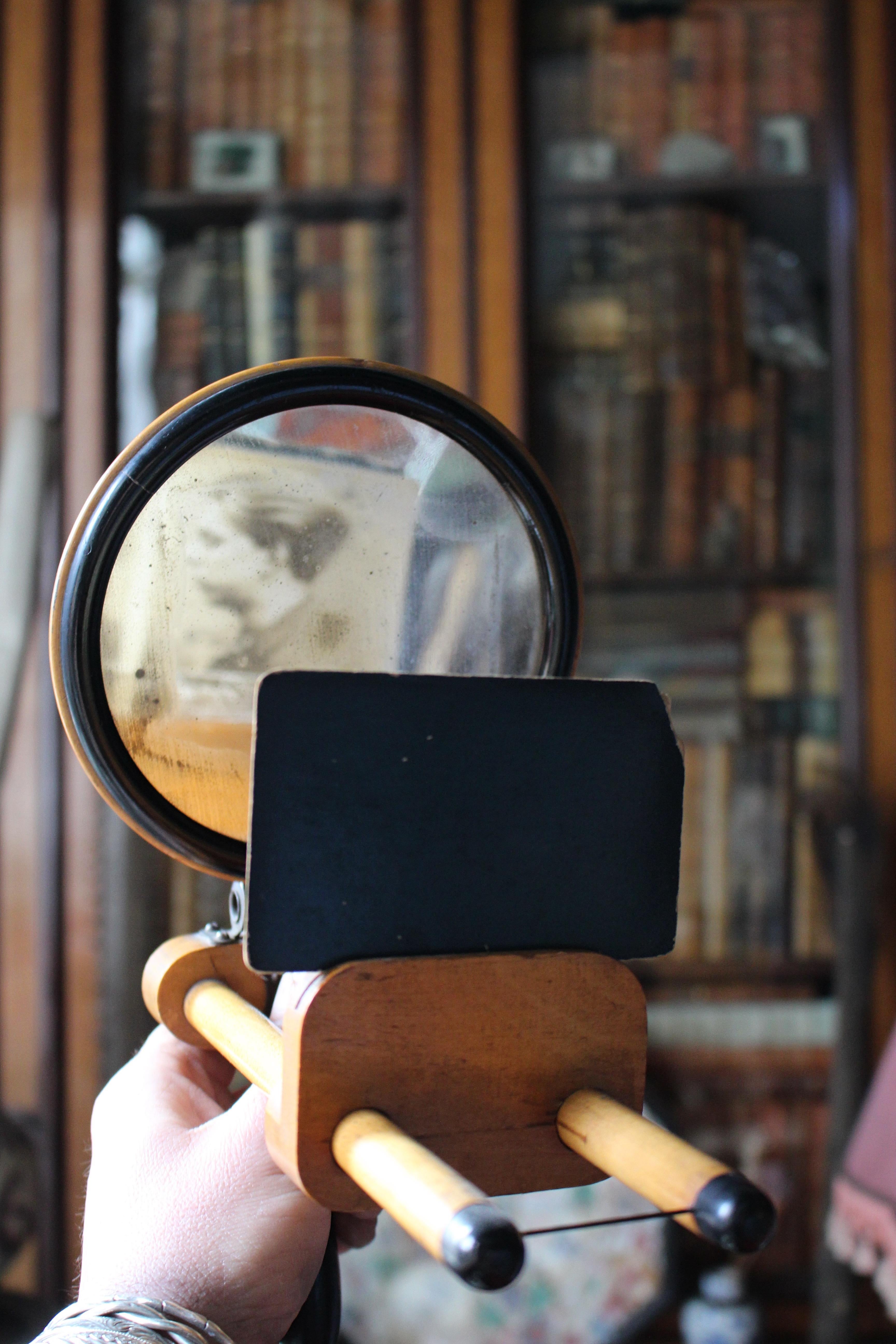 Verre Miroir à détournement concave scientifique en bois de satin français datant d'environ 1890 en vente