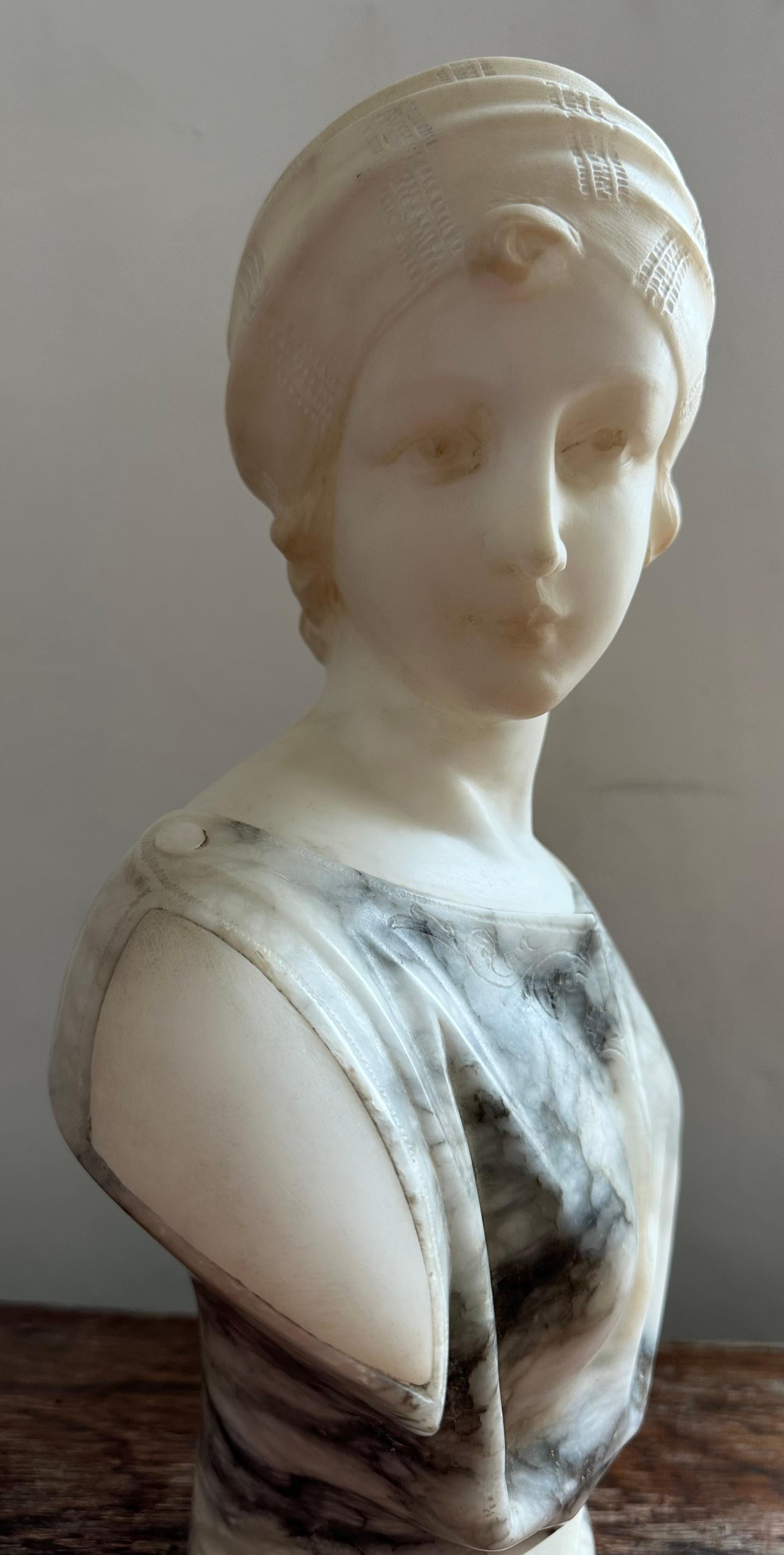 Circa. 1890 Italian Grey & White Elegant Marble Female Bust By Guglielmo Pugi For Sale 6