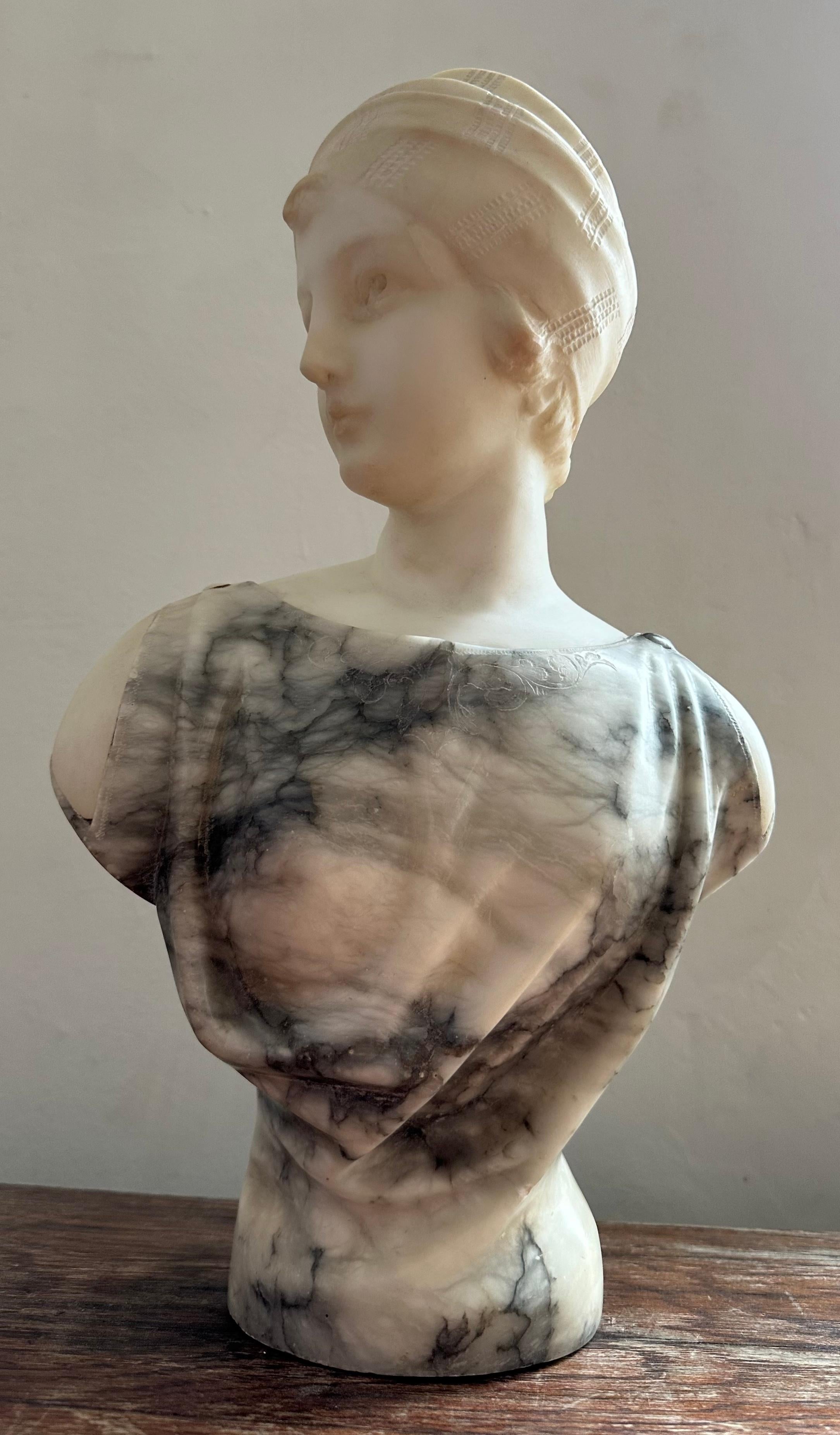Art nouveau Circa. 1890 Buste de femme en marbre italien gris et blanc Elegance par Guglielmo Pugi en vente