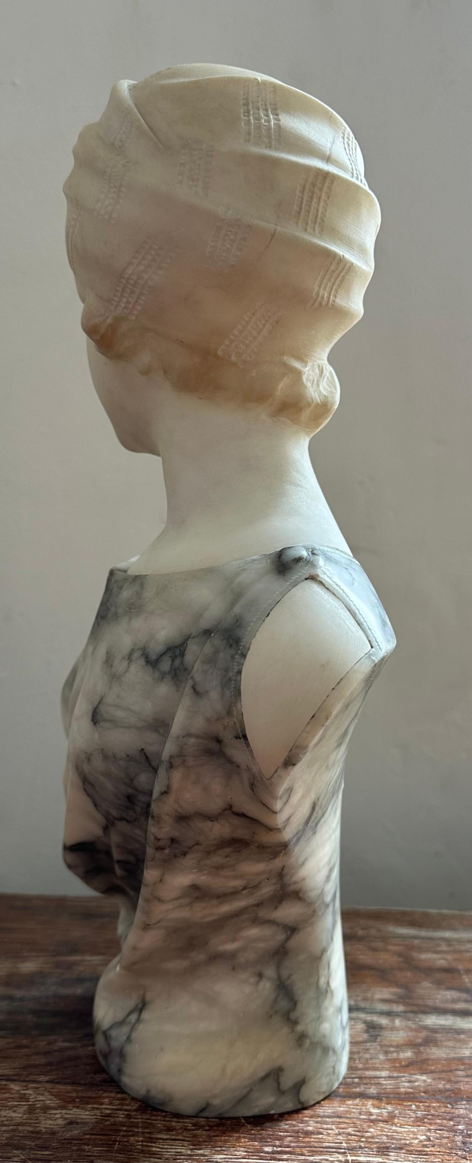Circa. 1890 Buste de femme en marbre italien gris et blanc Elegance par Guglielmo Pugi Bon état - En vente à London, GB