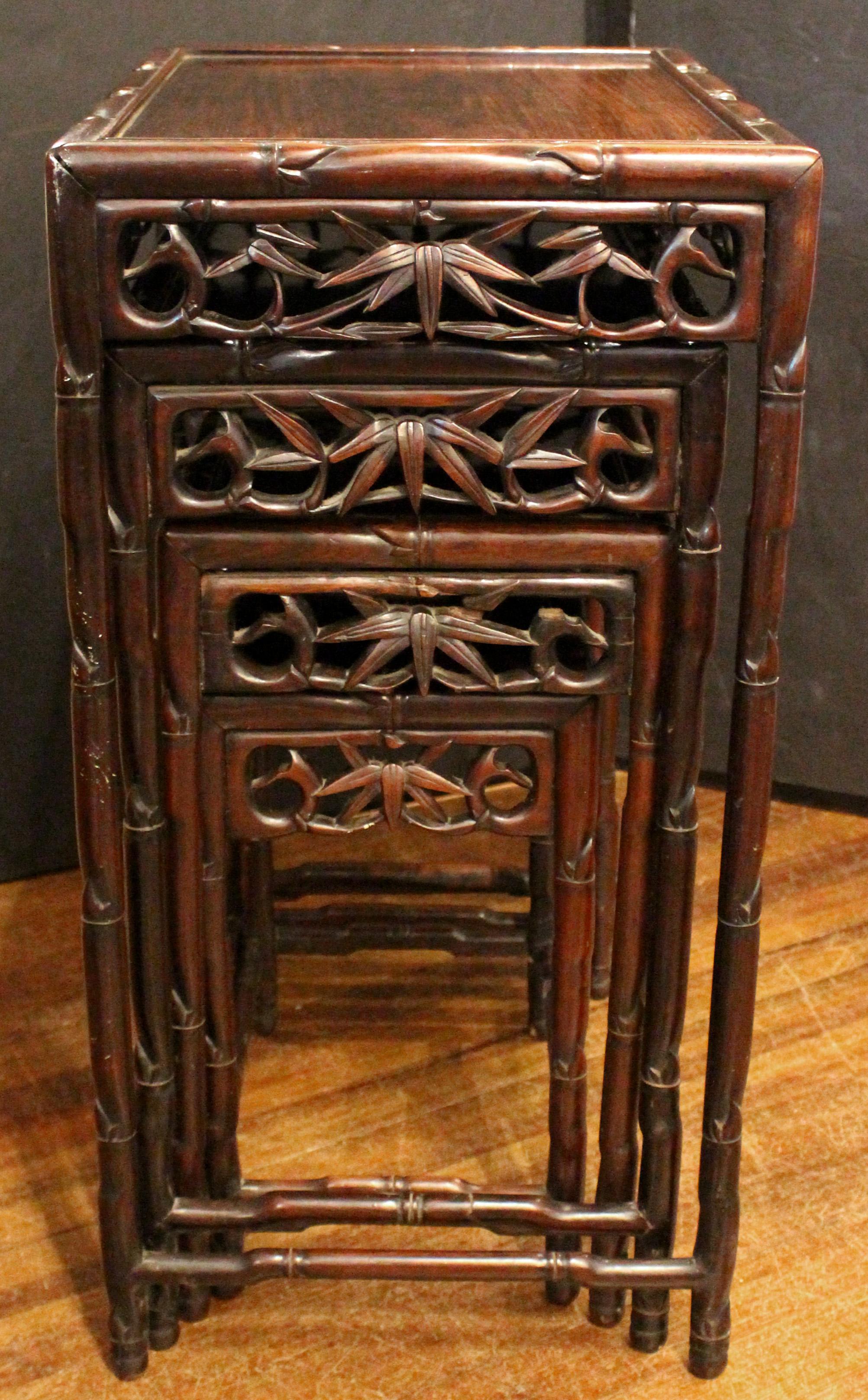 CIRCA 1890 Satz von 4 Nisttischen, chinesischer Export. Außergewöhnliche Hartholzgarnitur mit umfangreichen Schnitzereien mit Bambusmotiven, einschließlich der Schürzen mit Bambuswedeln. Geformte Bahren. Galerie-Randabdeckungen.
Größte: 20