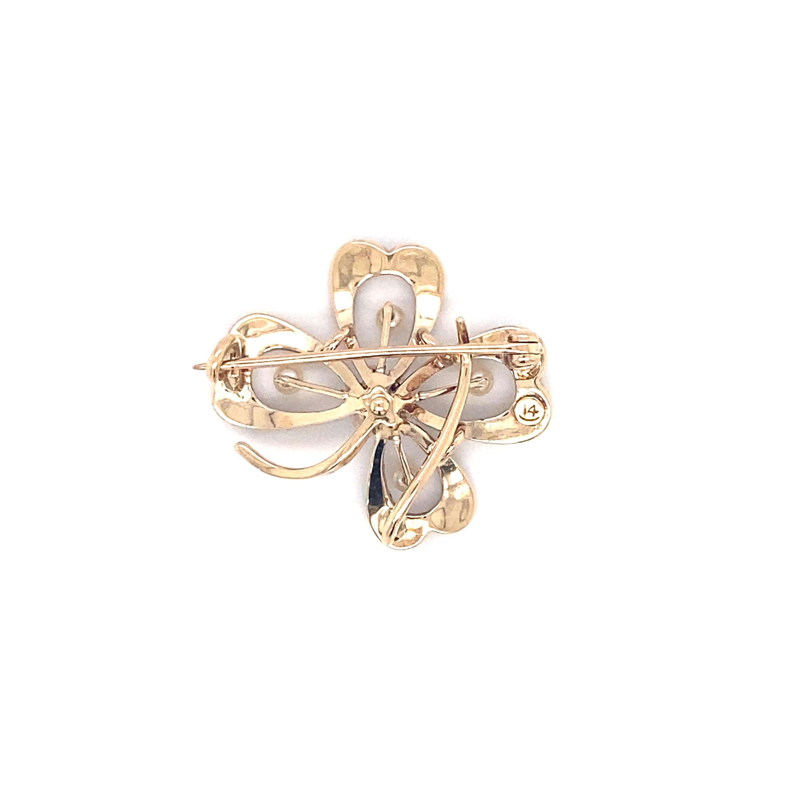 Item Details: This antique four leaf clover brooch has a center Asscher cut baby blue Ceylon sapphire. Dating back to 1890s, it's very well crafted and beautifully unique! 

Circa: 1890s
Metal Type: 14 Karat Yellow Gold
Weight: 4.3 grams
Size: 1