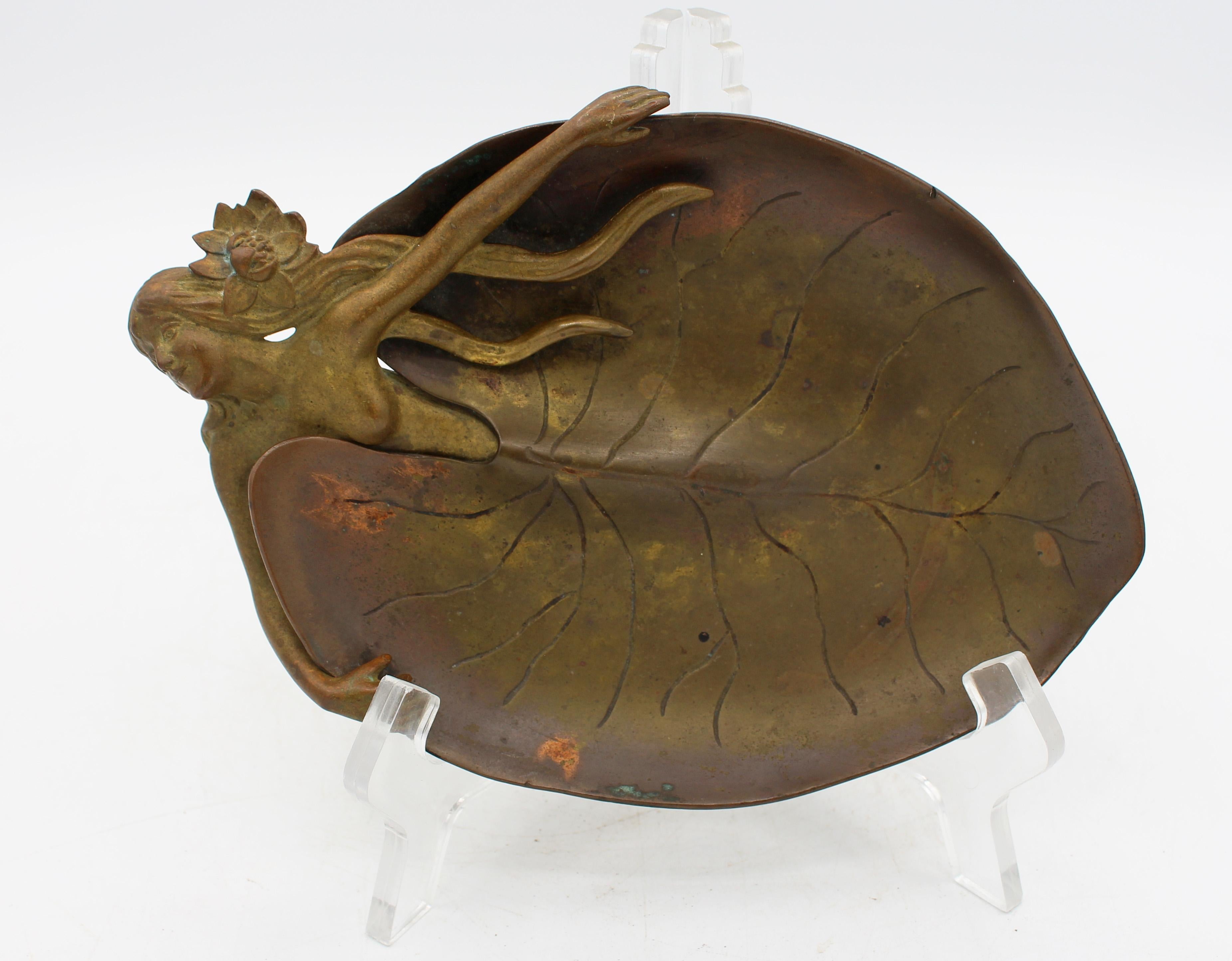 Piatto o posacenere per sigari in bronzo Art Nouveau del 1895-1910 circa, probabilmente americano. Composto da due parti, la donna nuda che galleggia in un cuscino di foglie. Un singolo perno la fissa al pad. Dettagli del pozzo. Timbrato 