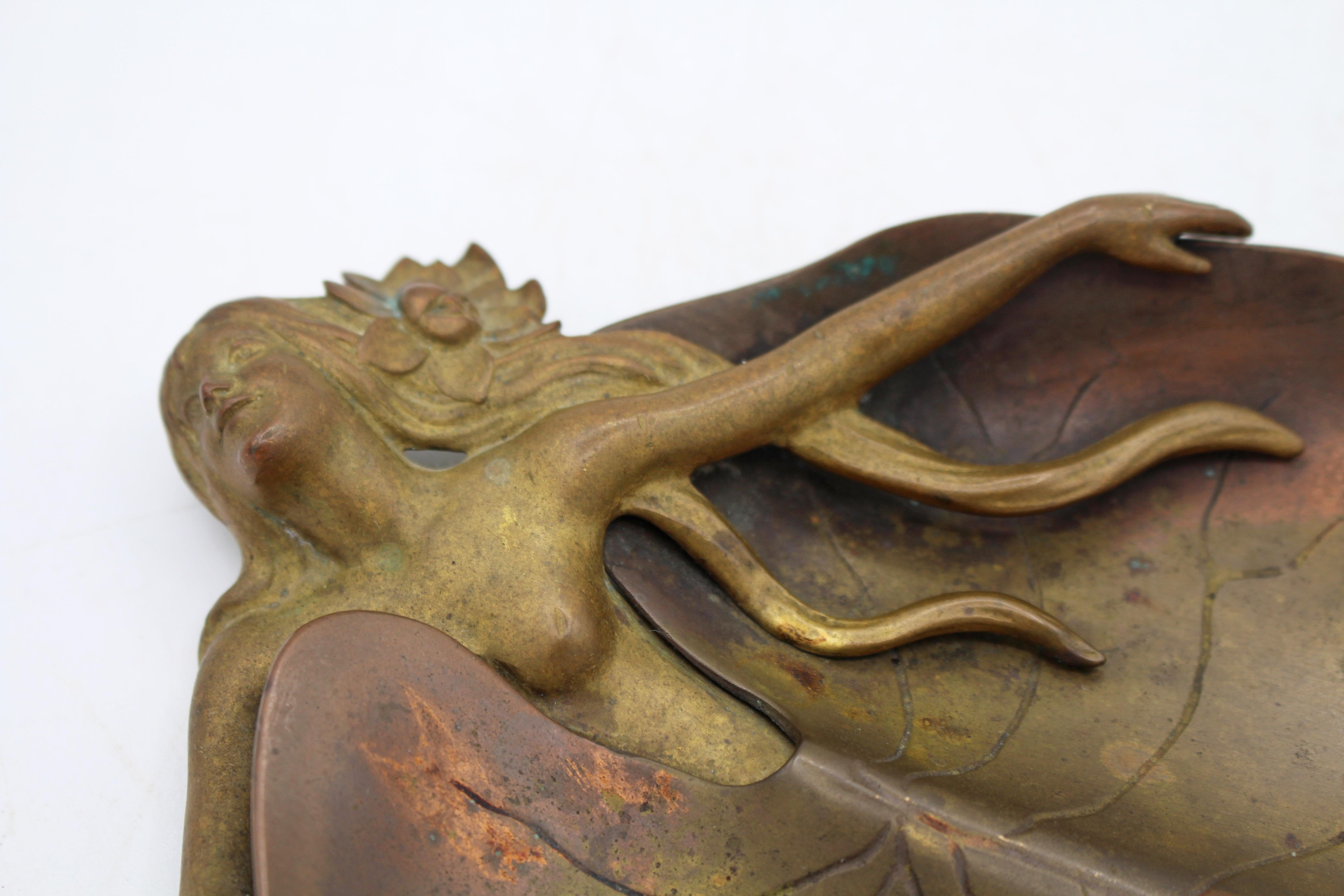 Circa 1895-1910 probabile Art Nouveau americana, piatto in bronzo o posacenere per sigari In condizioni discrete in vendita a Chapel Hill, NC