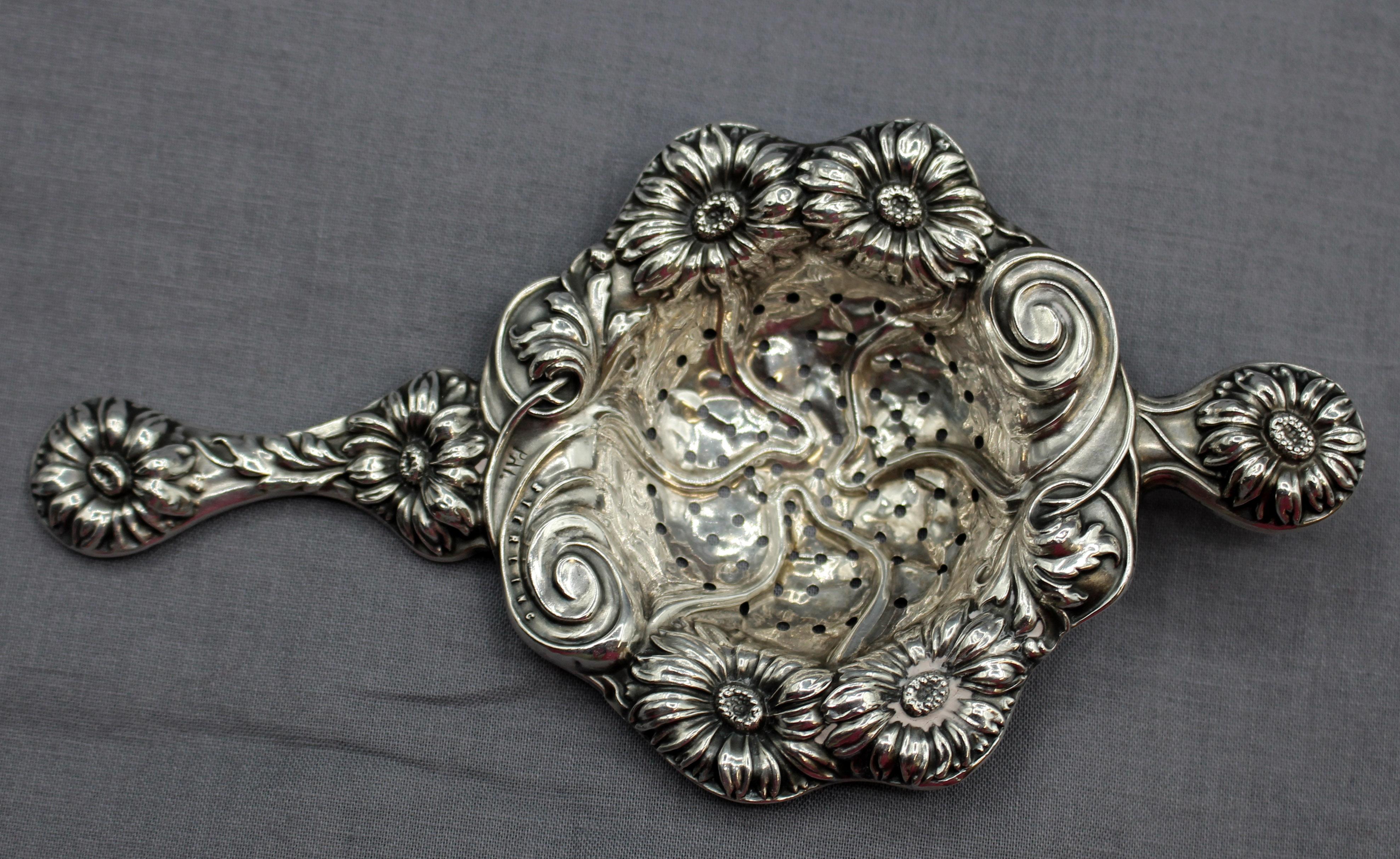 Circa 1895 sterling silver tea strainer. Art Nouveau. Large size. 24 grams. Measures: 6 1/4