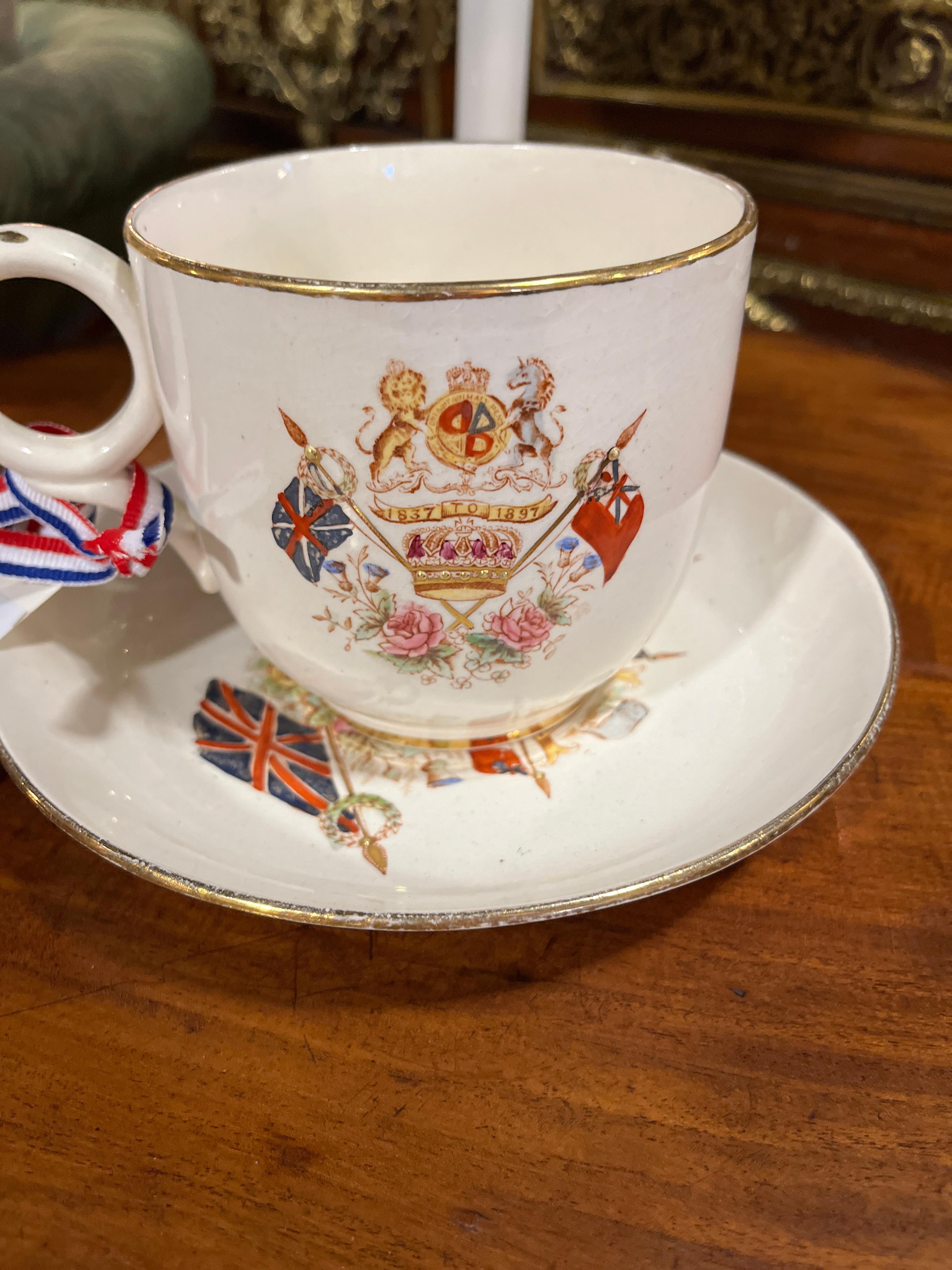 XIXe siècle Circa 1897 Grande tasse et soucoupe commémoratives de la reine Victoria  en vente