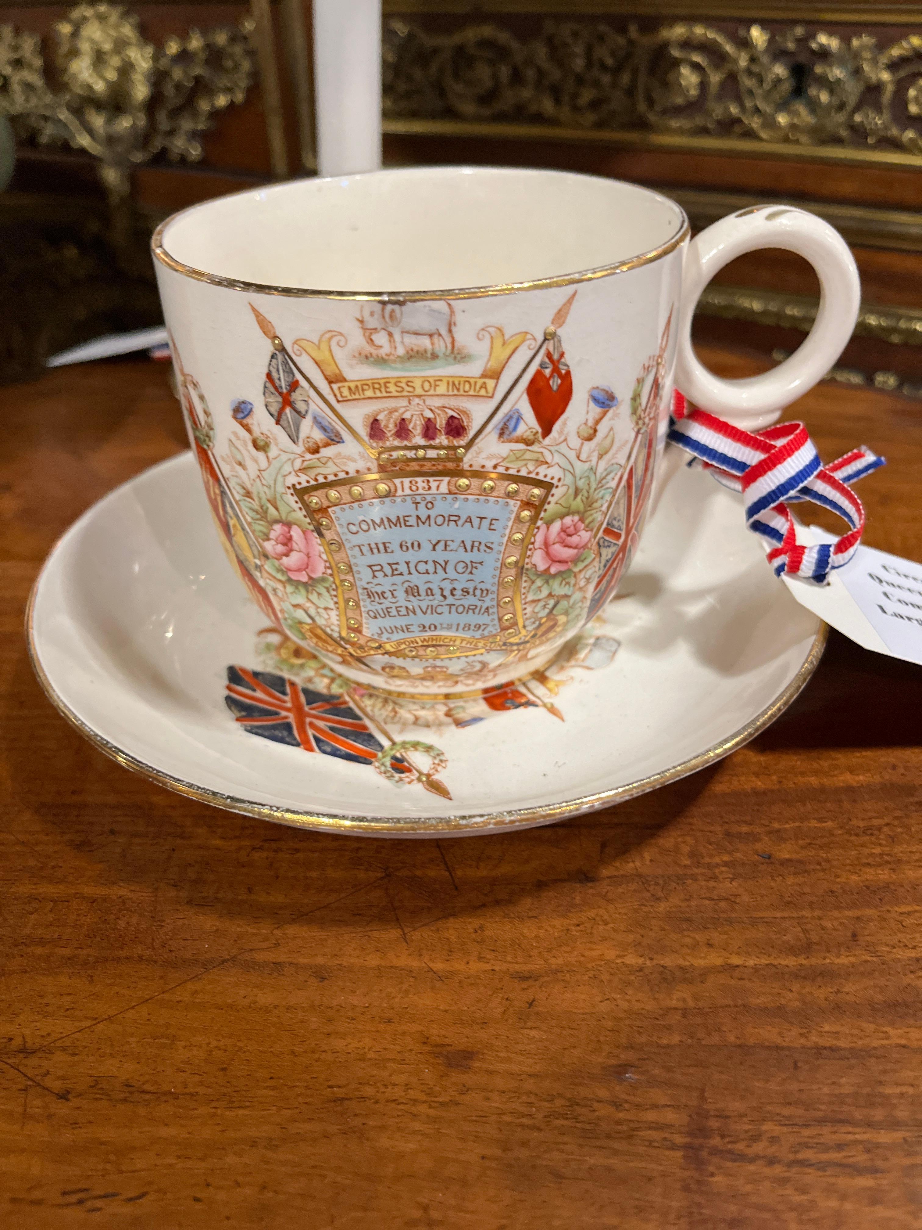 Céramique Circa 1897 Grande tasse et soucoupe commémoratives de la reine Victoria  en vente