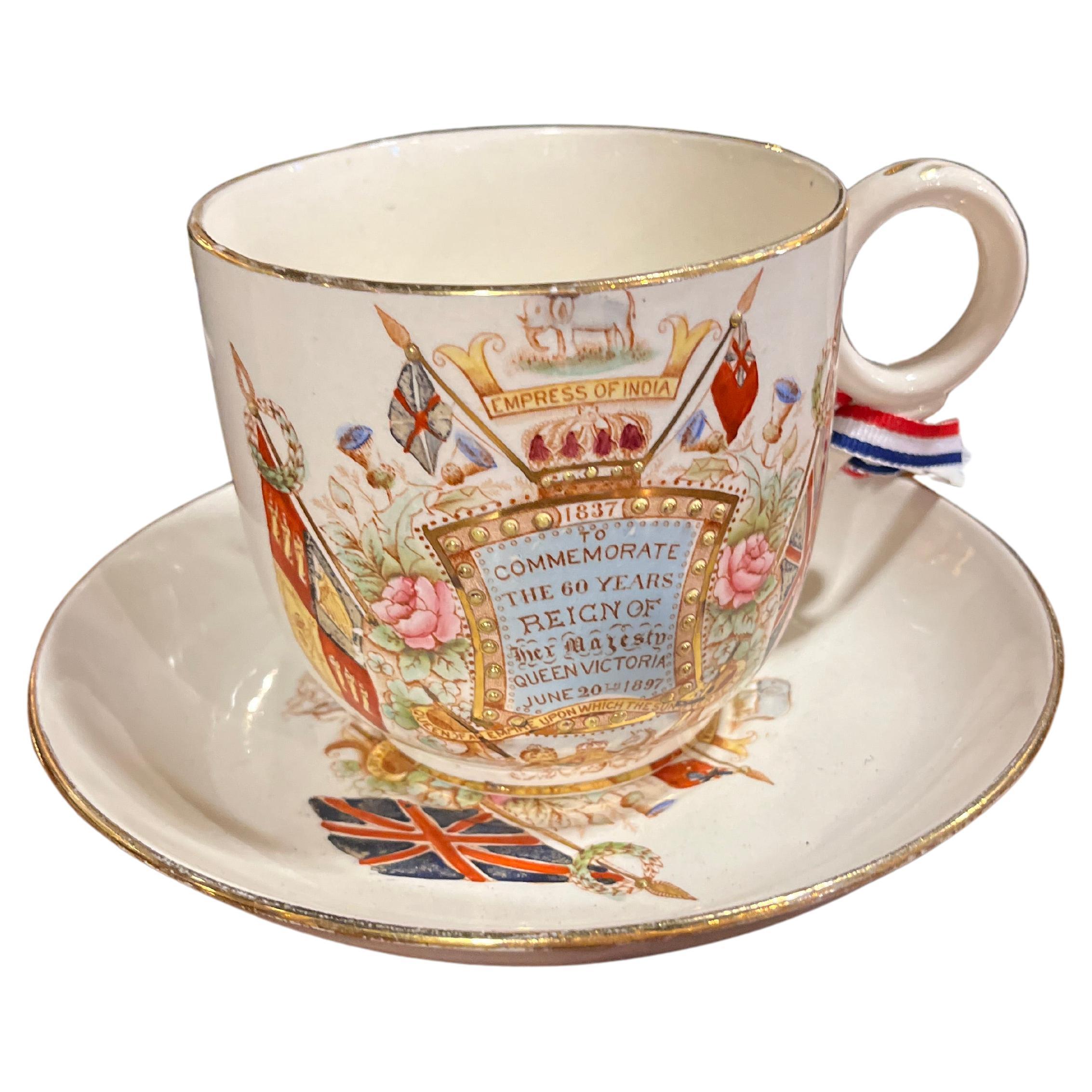 Circa 1897 Grande tasse et soucoupe commémoratives de la reine Victoria  en vente