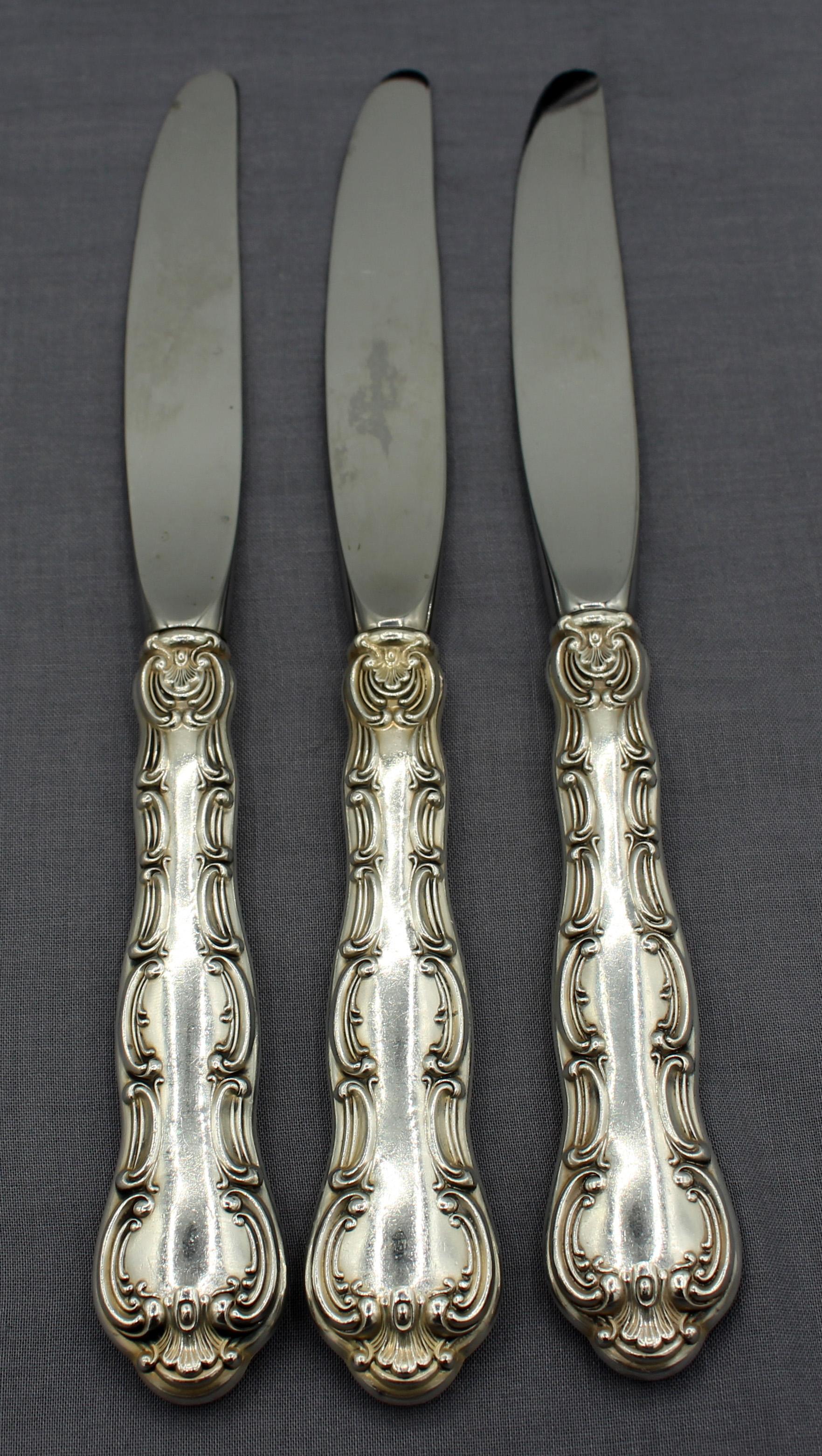 Antique set of 12 sterling handled dinner knives, Gorham, Strasbourg pattern of 1897. Modern place blades. Never engraved.
9 1/4