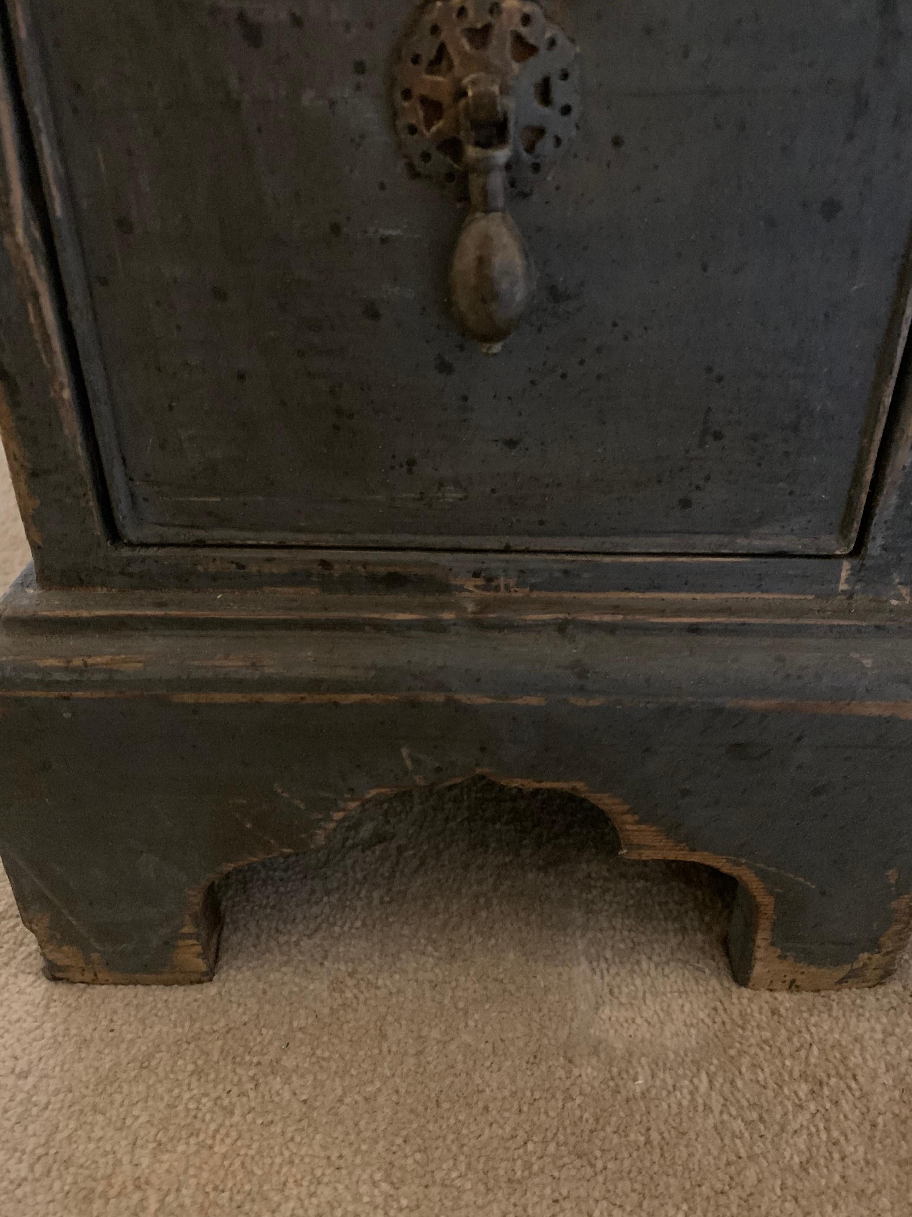 Circa 18th Century English Unusual Size Painted Knee Hole Desk or Side Table (bureau ou table d'appoint) en vente 5
