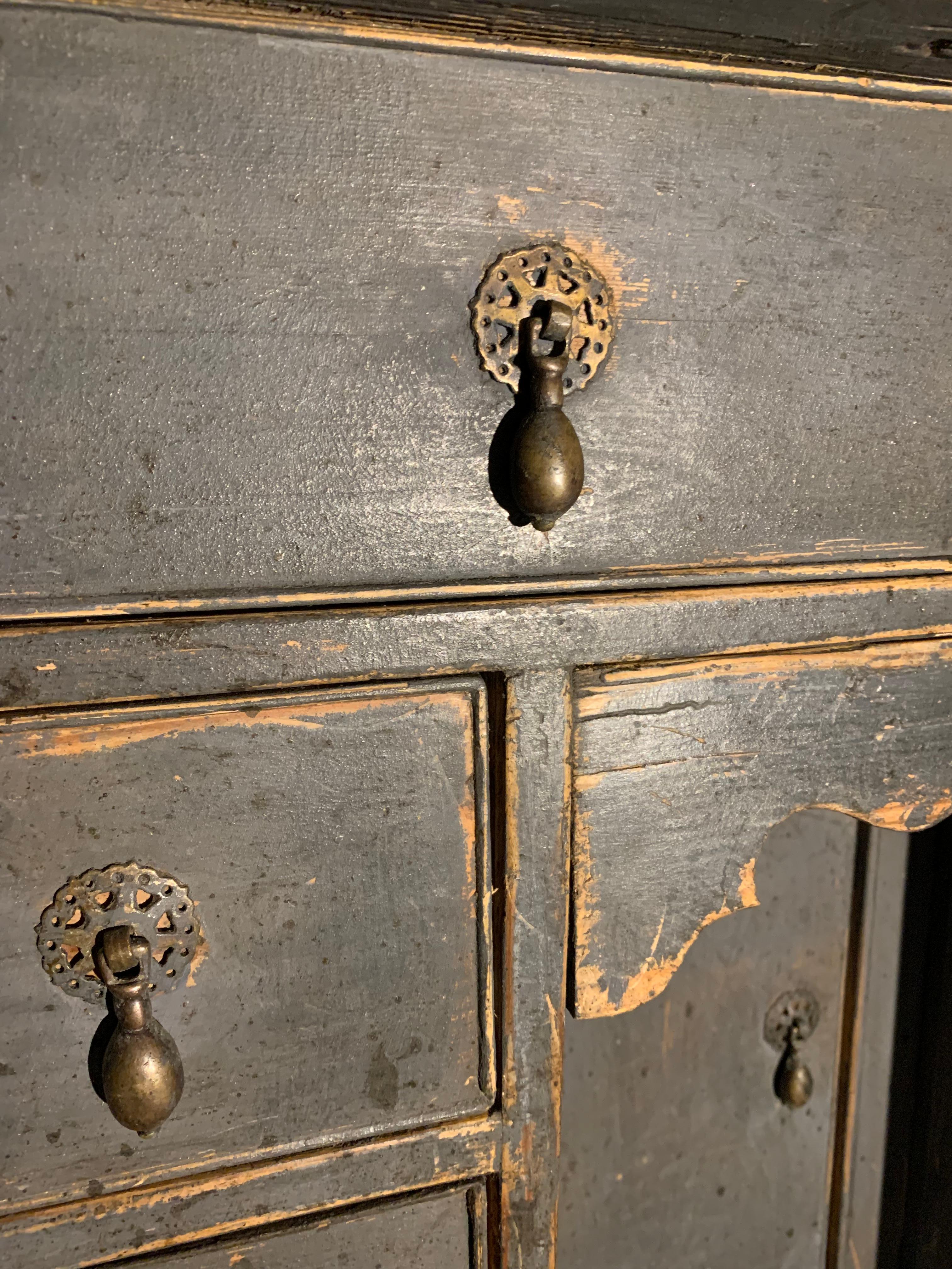 Peint Circa 18th Century English Unusual Size Painted Knee Hole Desk or Side Table (bureau ou table d'appoint) en vente