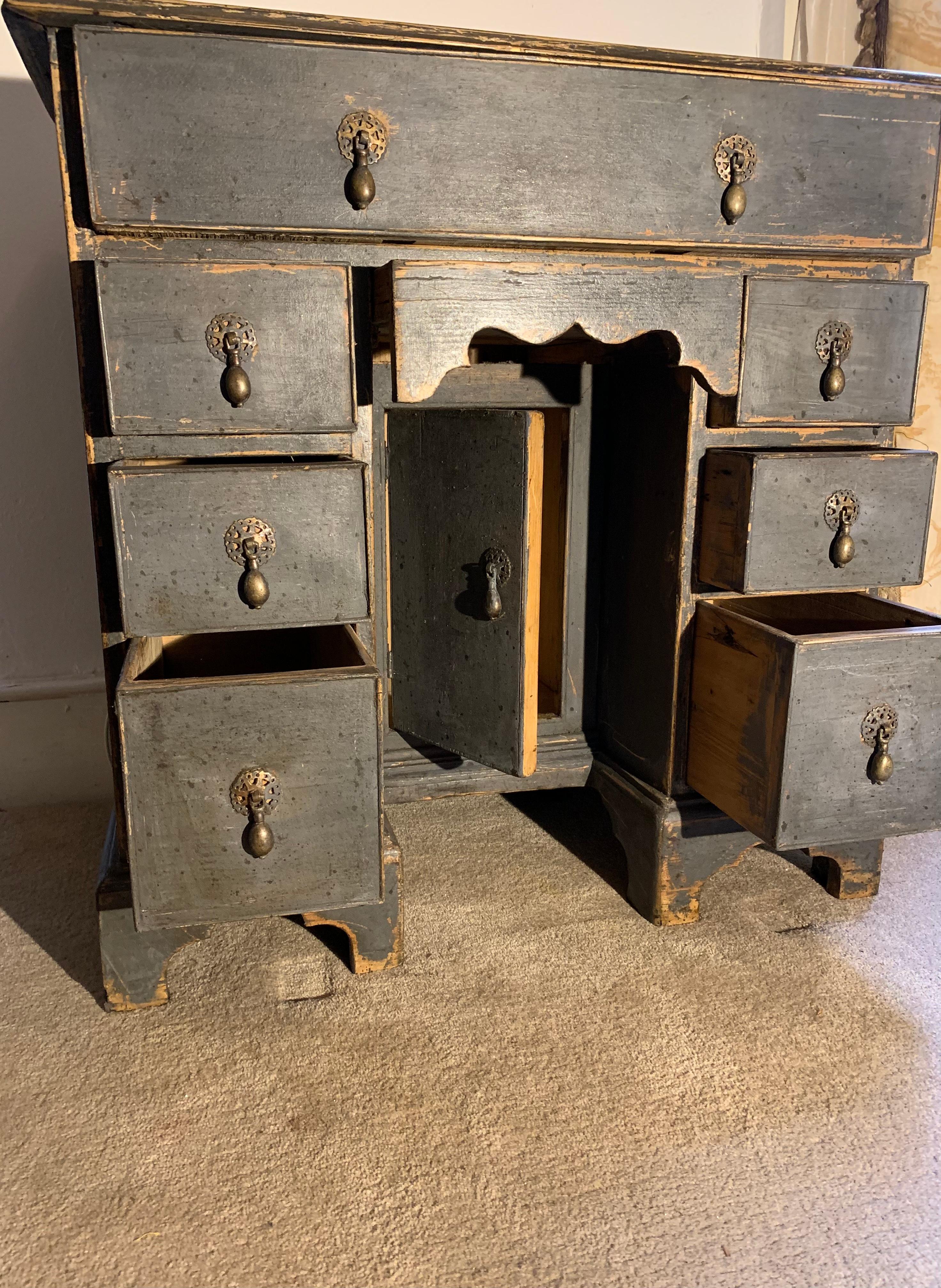 Britannique CIRCA - Table de bureau ou table d'appoint à genouillère peinte de dimensions inhabituelles en vente