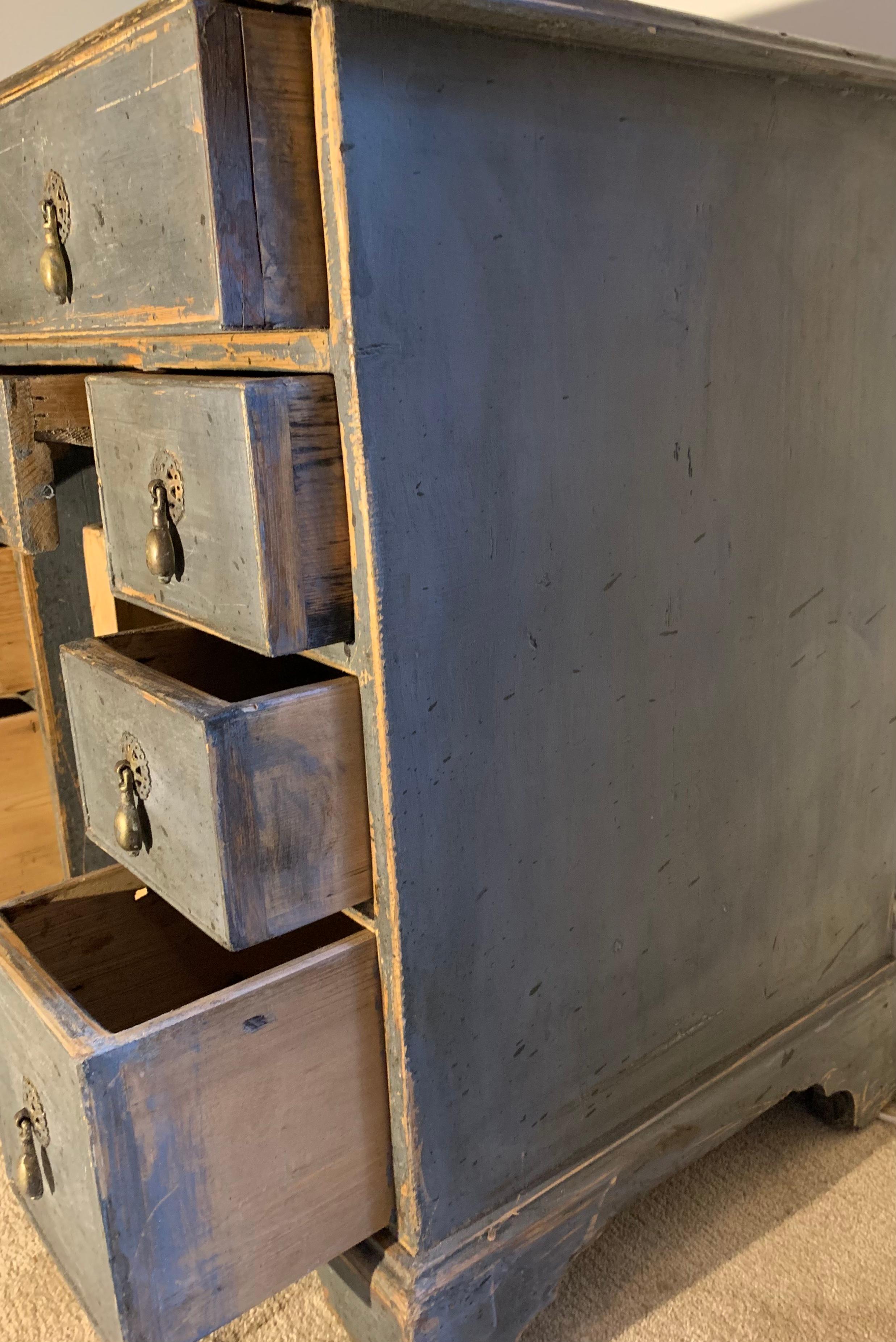 Peint CIRCA - Table de bureau ou table d'appoint à genouillère peinte de dimensions inhabituelles en vente