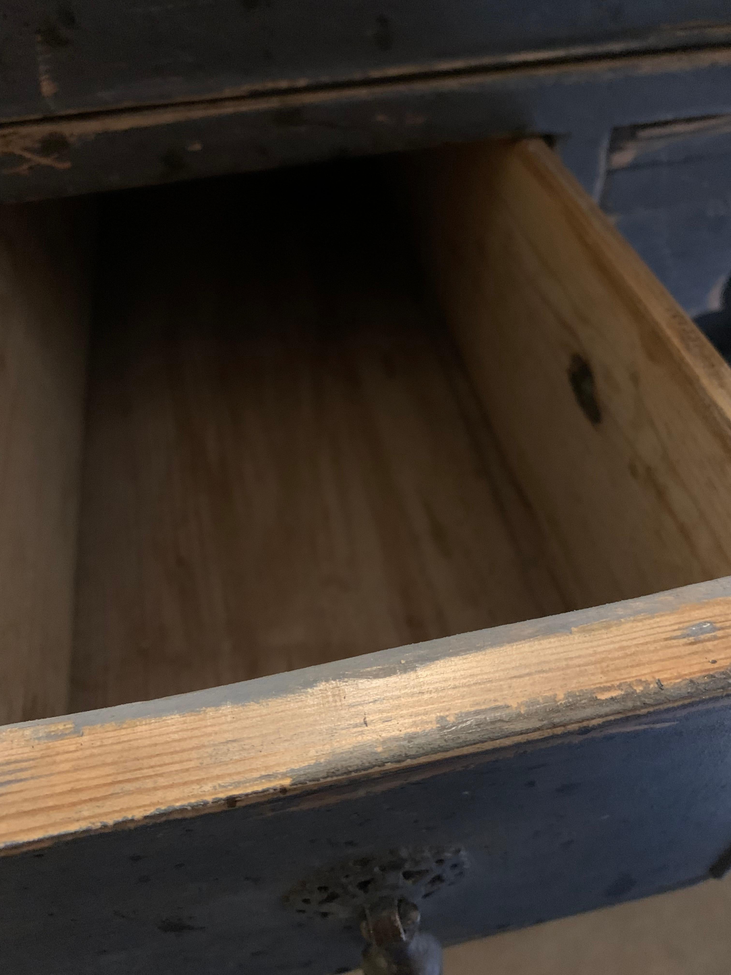 CIRCA - Table de bureau ou table d'appoint à genouillère peinte de dimensions inhabituelles Bon état - En vente à London, GB