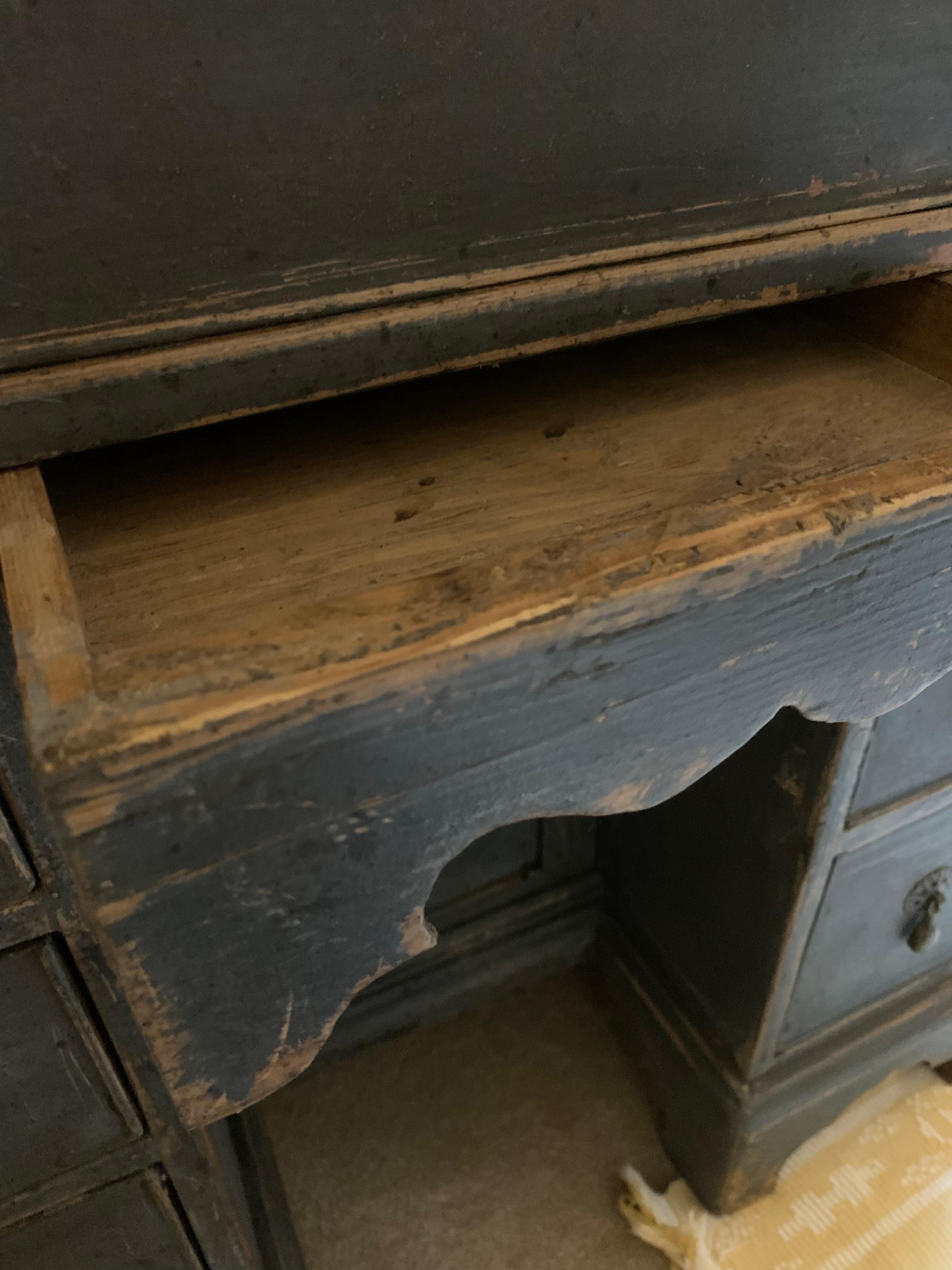 XVIIIe siècle CIRCA - Table de bureau ou table d'appoint à genouillère peinte de dimensions inhabituelles en vente