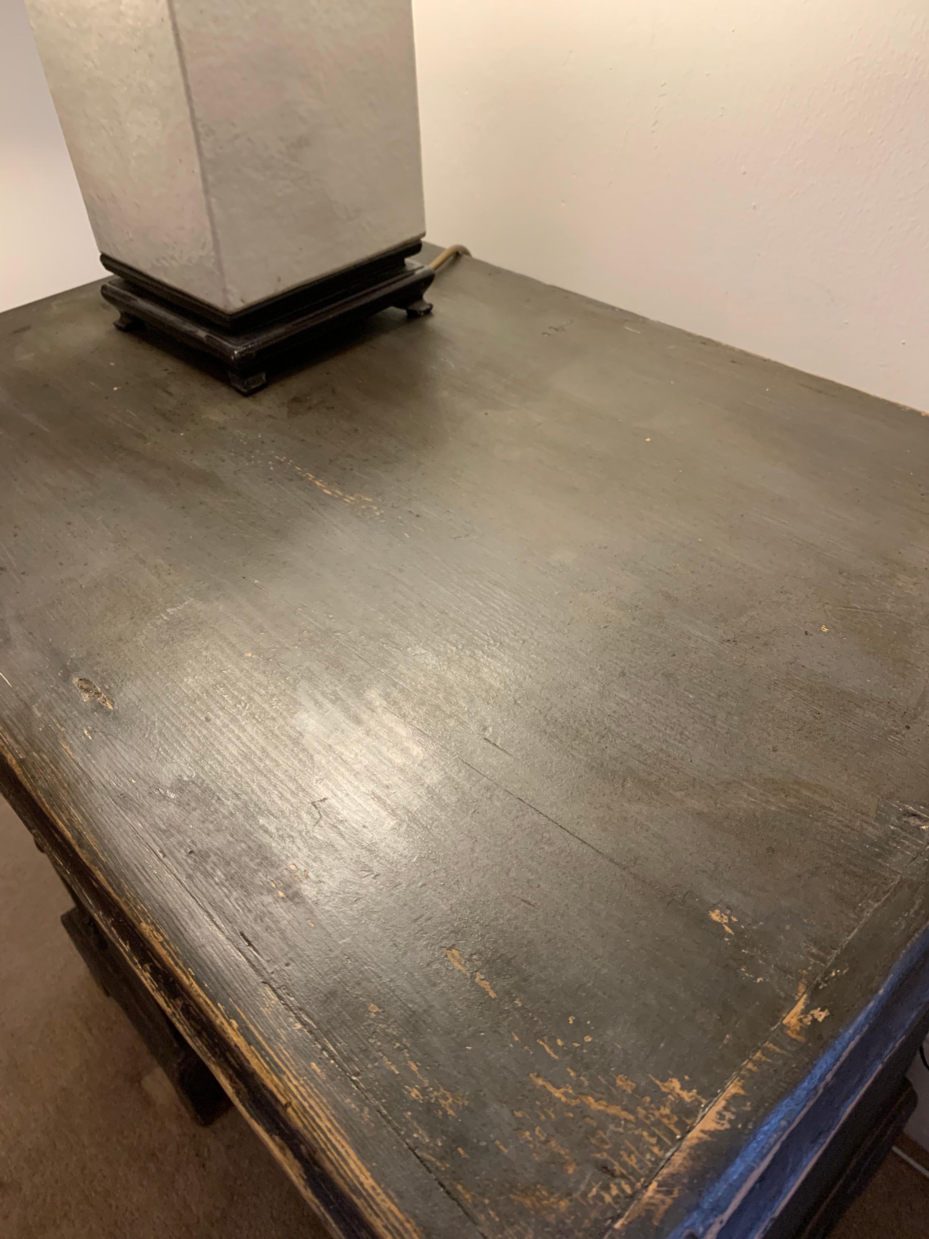 Pin CIRCA - Table de bureau ou table d'appoint à genouillère peinte de dimensions inhabituelles en vente