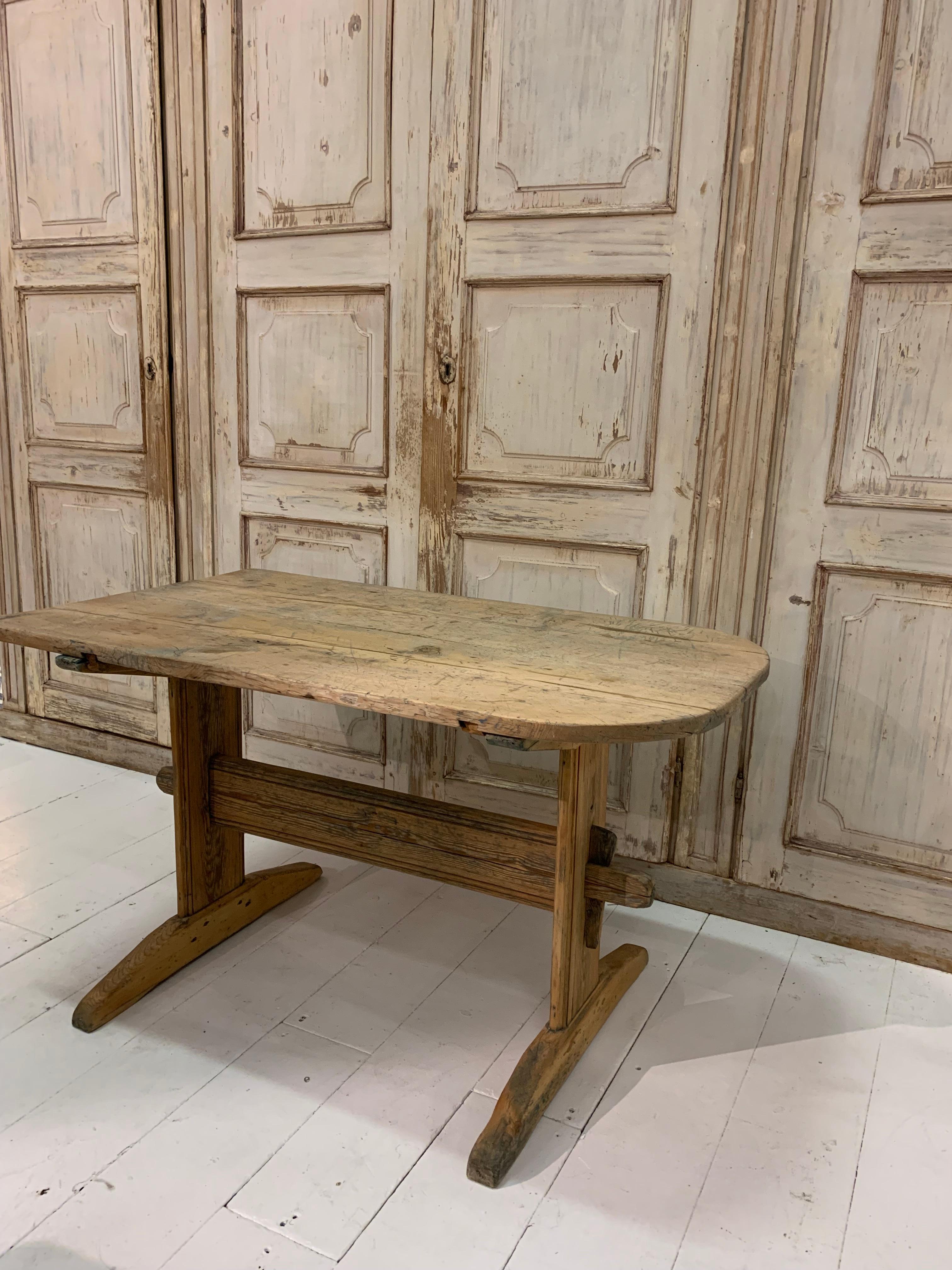 Swedish Country Pine Refectory Table with One Curved End, circa 18th Century For Sale 9