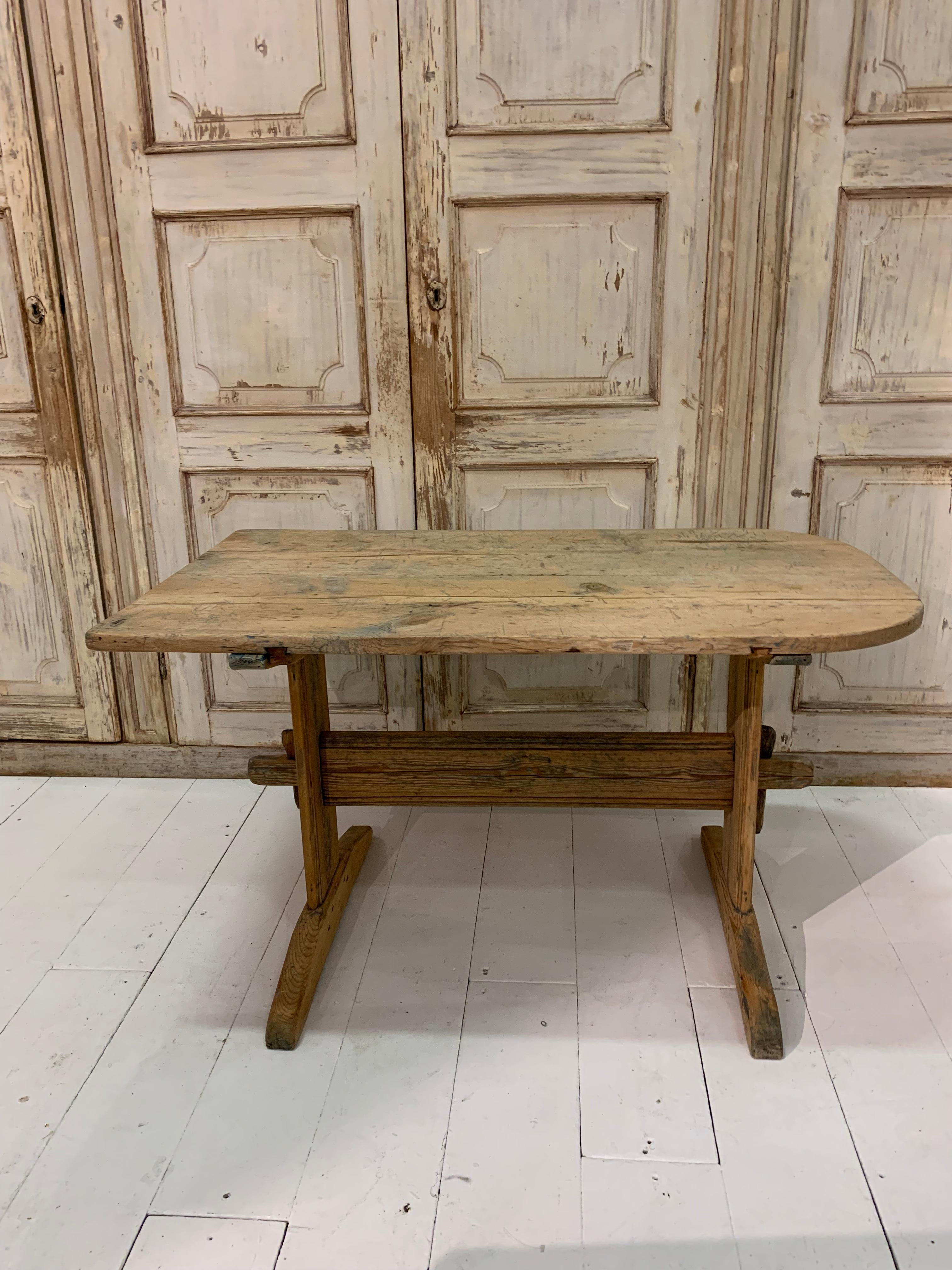Swedish Country Pine Refectory Table with One Curved End, circa 18th Century For Sale 10