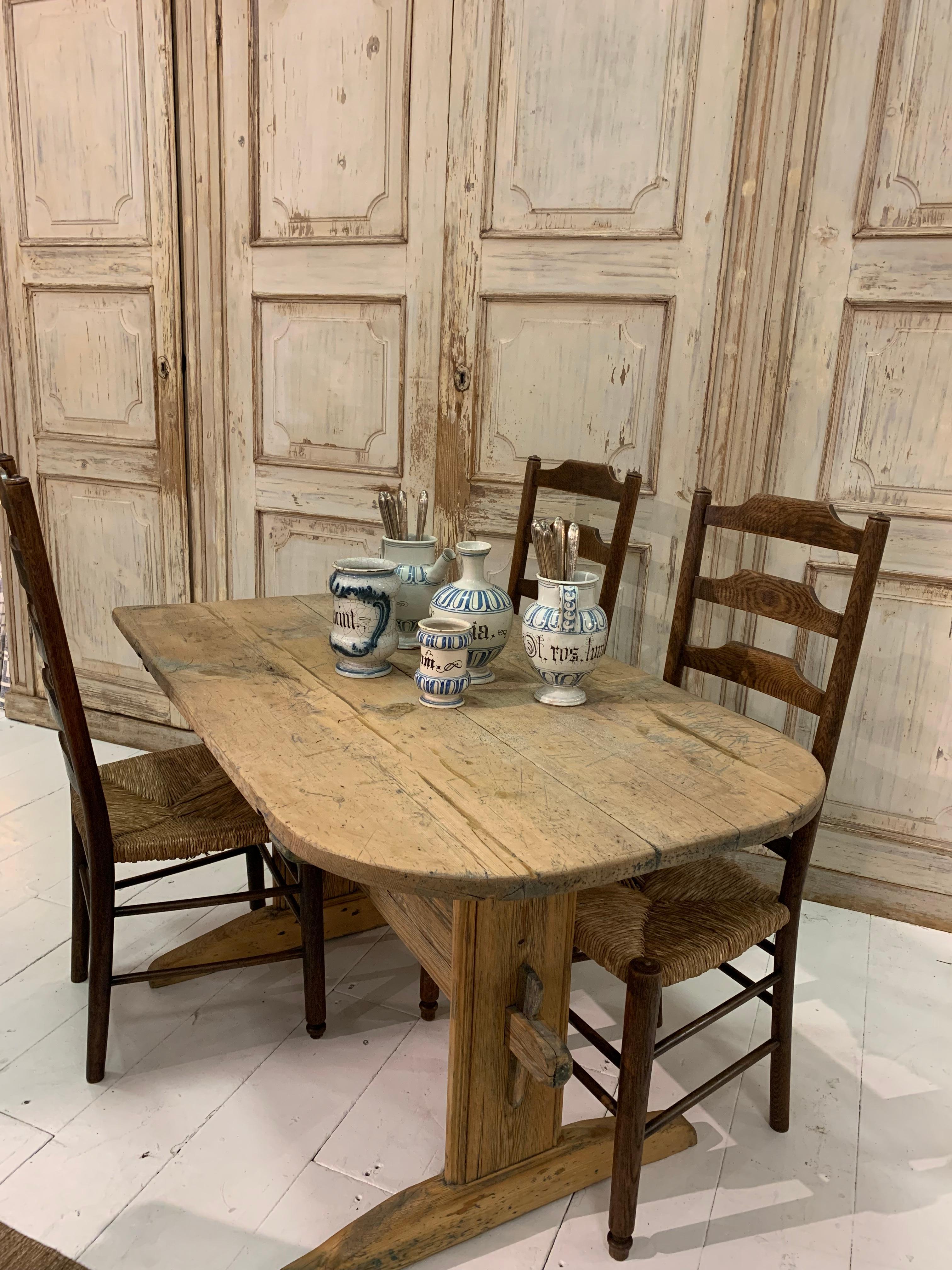 Swedish Country Pine Refectory Table with One Curved End, circa 18th Century For Sale 2