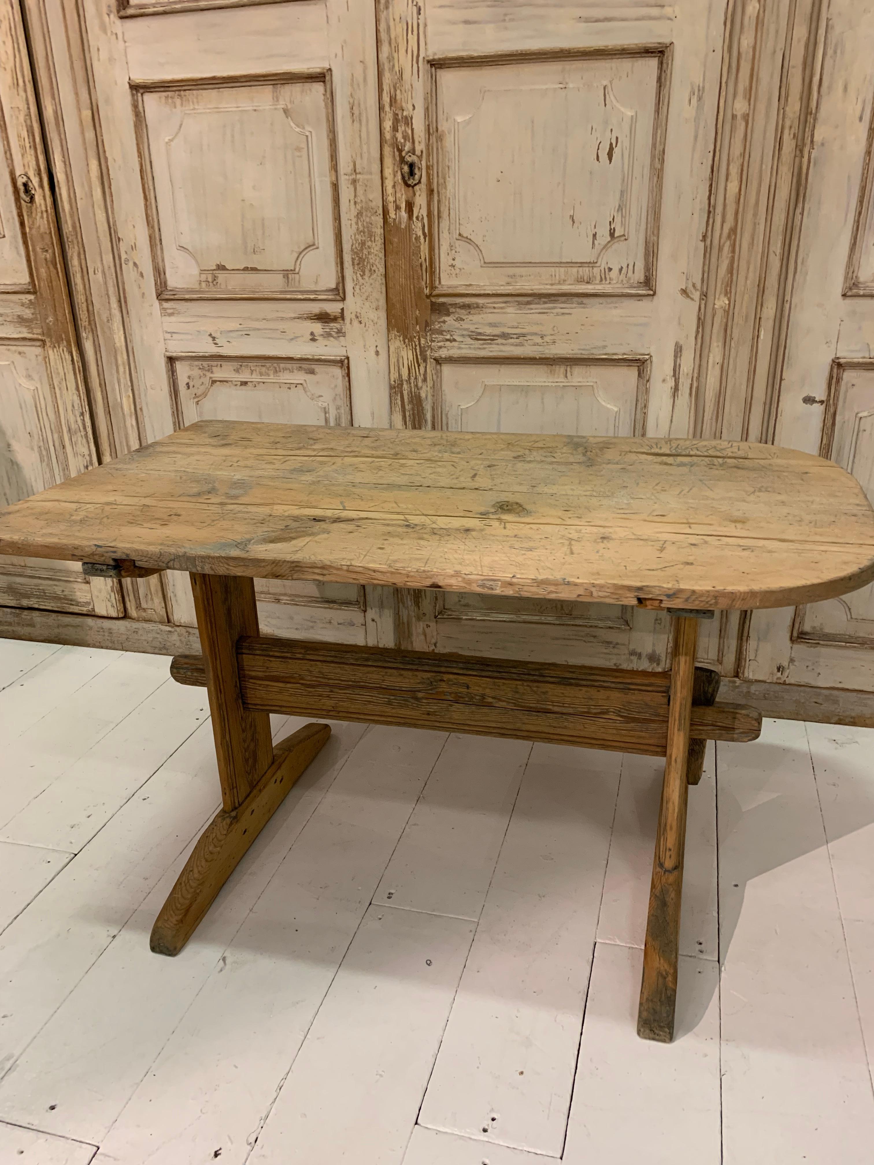 Swedish Country Pine Refectory Table with One Curved End, circa 18th Century For Sale 3