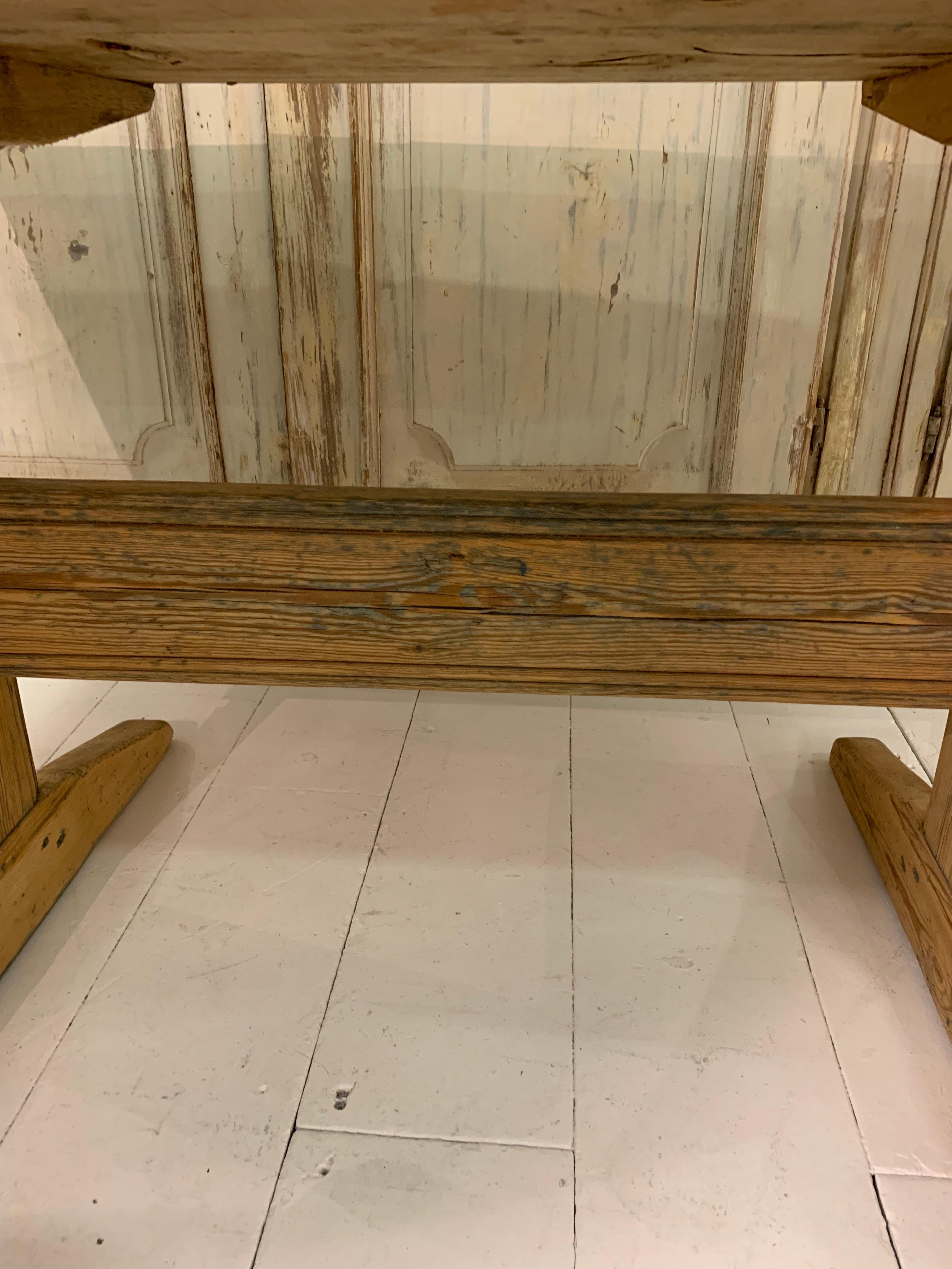 Swedish Country Pine Refectory Table with One Curved End, circa 18th Century For Sale 4