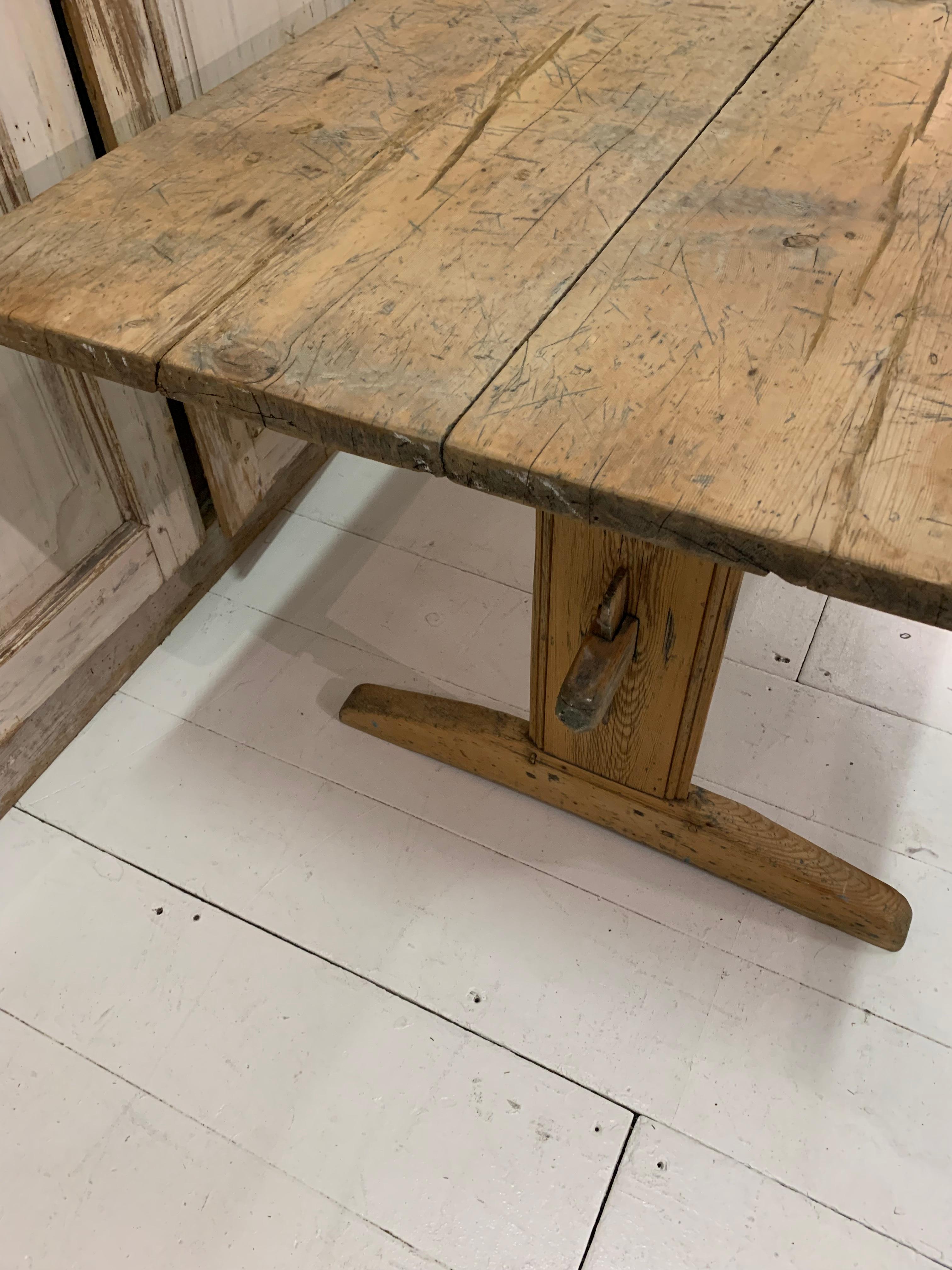 Swedish Country Pine Refectory Table with One Curved End, circa 18th Century For Sale 5