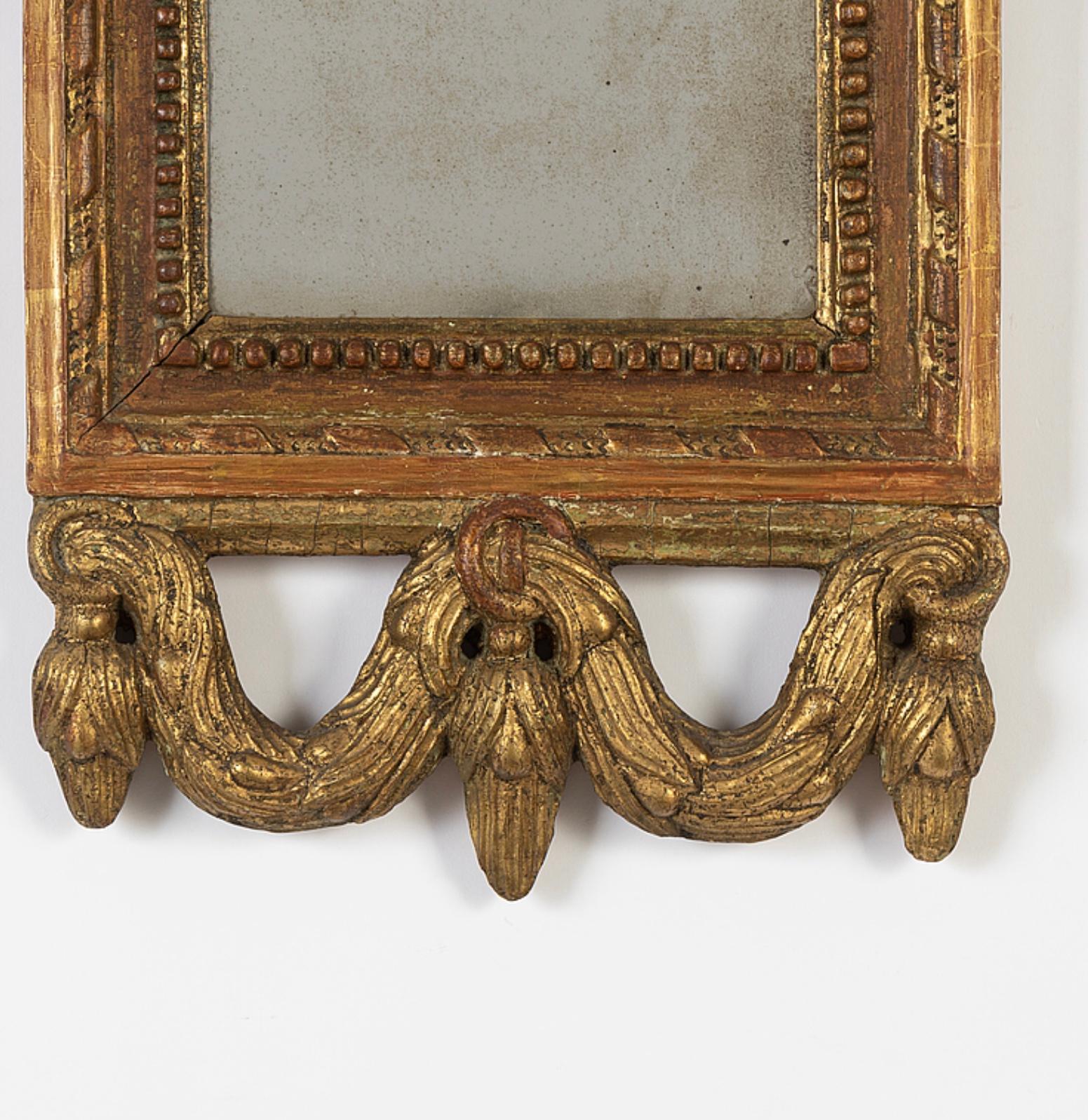 Gustavien Circa 18th Century Swedish Gilt Mirror with Urn & Swag Decoration (miroir doré suédois avec décor d'urne et de guirlande)  en vente