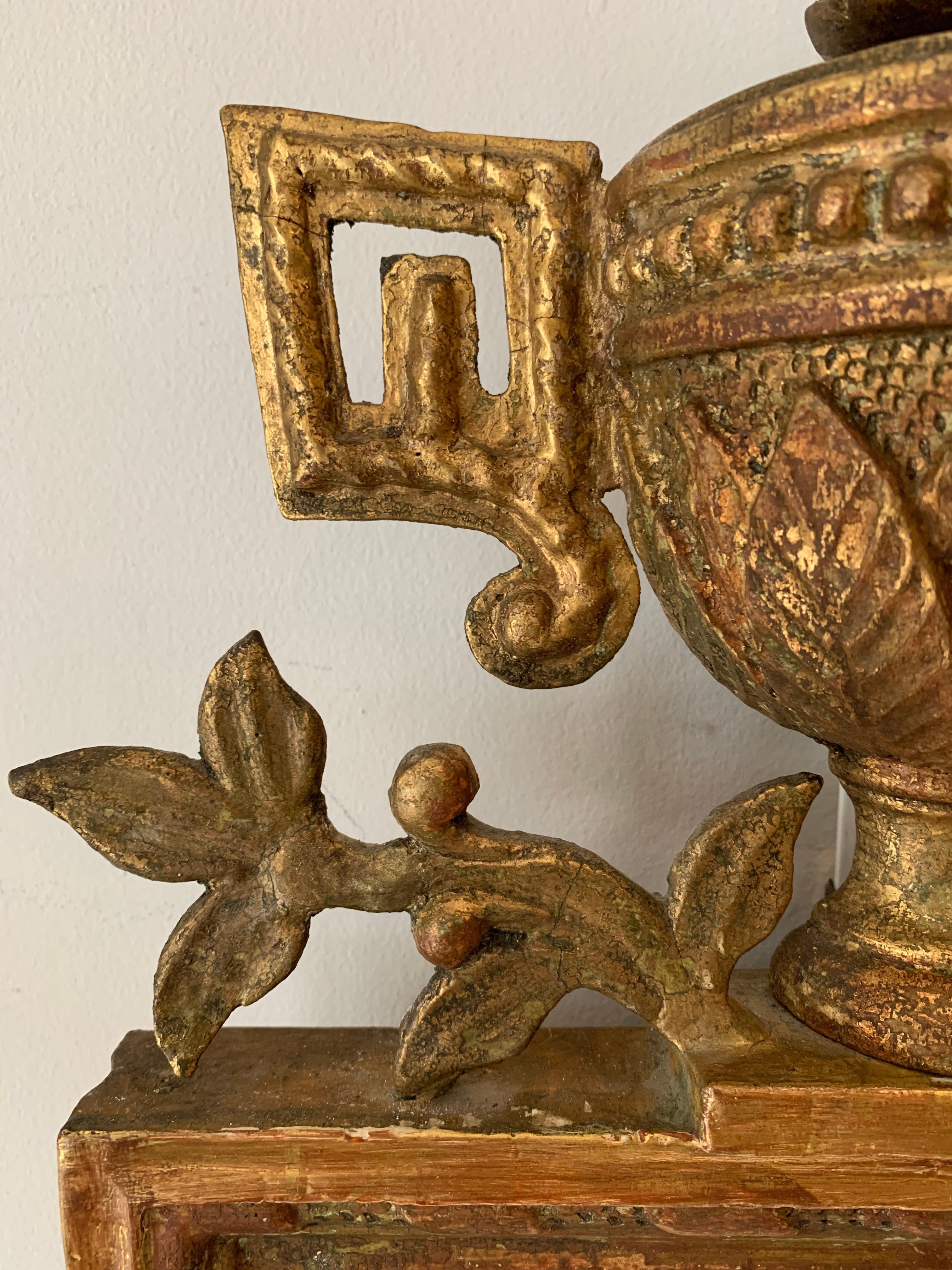 Bois doré Circa 18th Century Swedish Gilt Mirror with Urn & Swag Decoration (miroir doré suédois avec décor d'urne et de guirlande)  en vente
