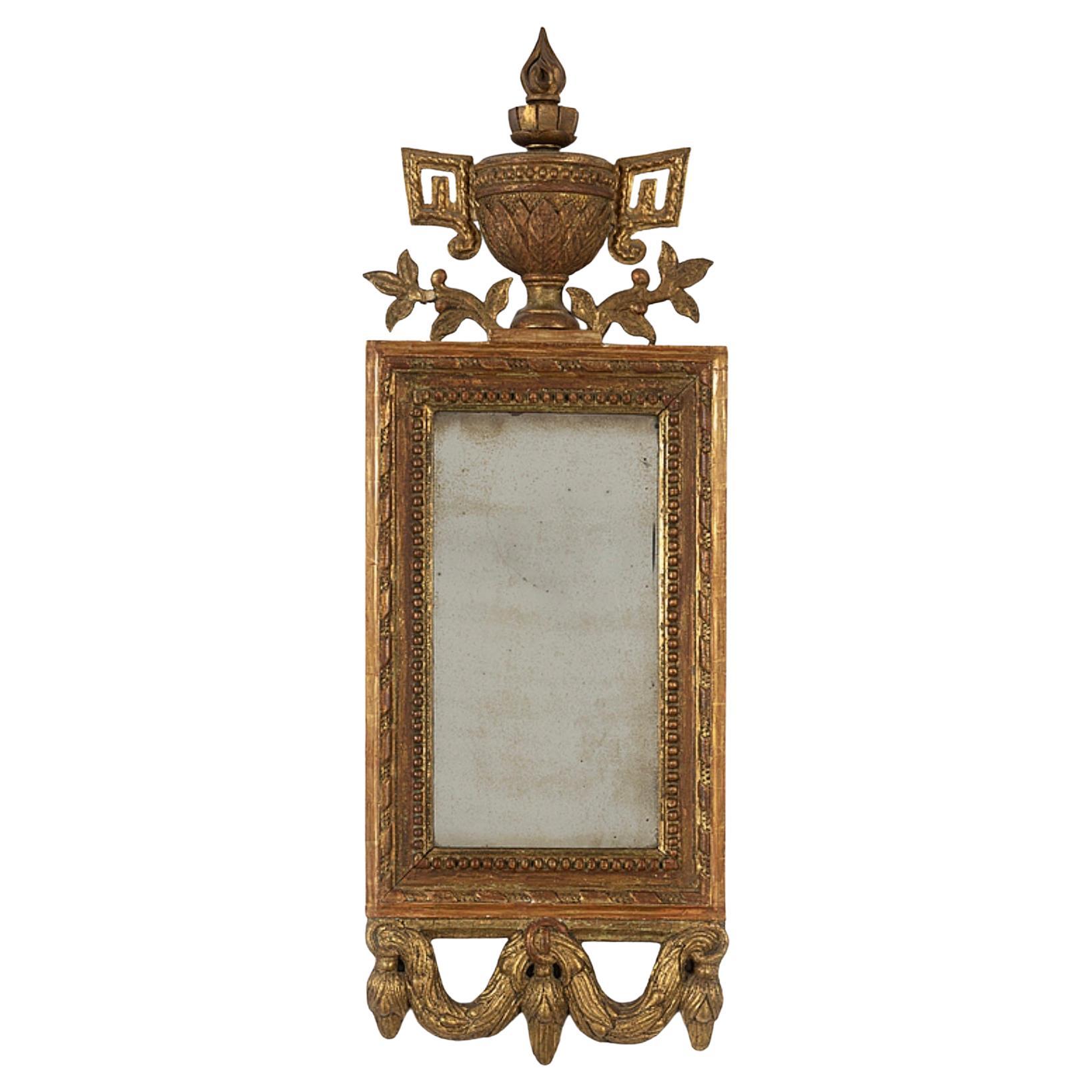 Circa 18th Century Swedish Gilt Mirror with Urn & Swag Decoration (miroir doré suédois avec décor d'urne et de guirlande) 