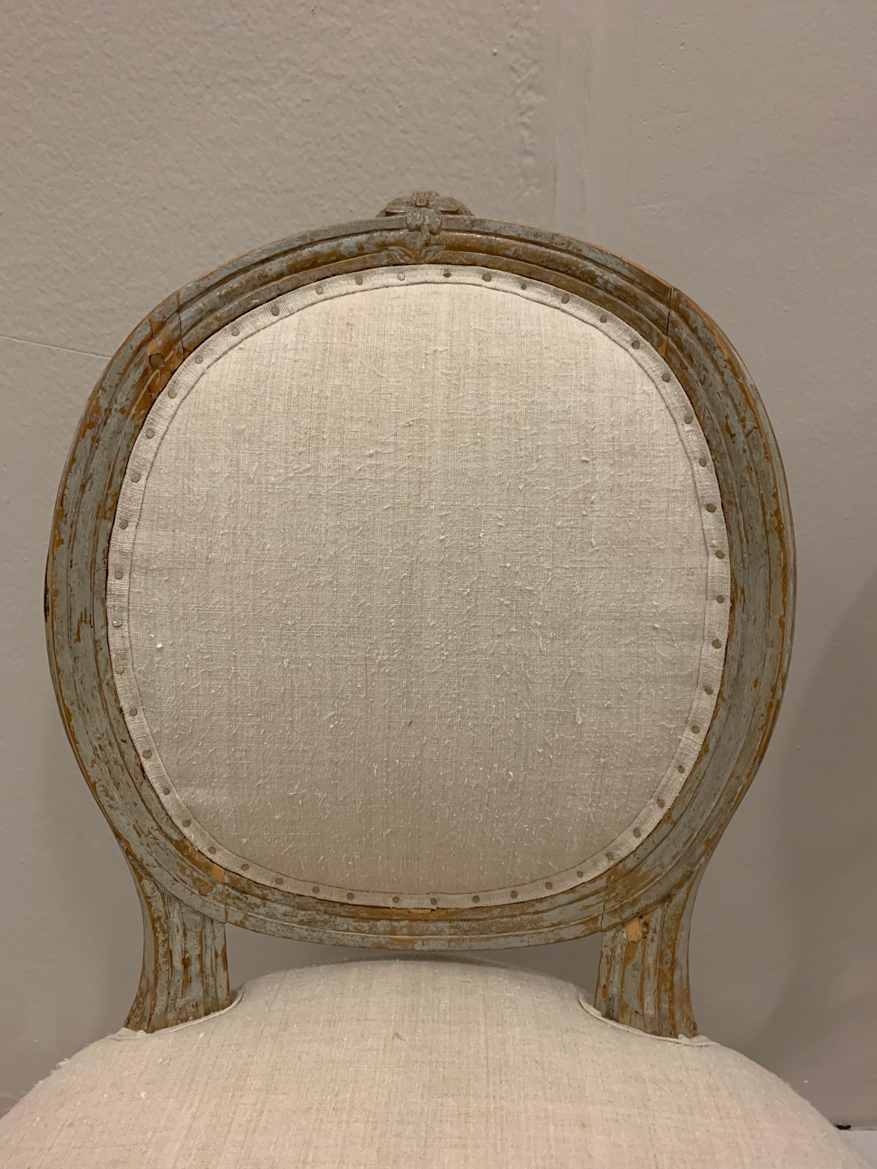 Una bella coppia di sedie laterali svedesi dipinte in stile gustaviano della fine del XVIII secolo. 
Questo modello desiderabile ha schienali arrotondati con dettagli floreali intagliati nella parte superiore e decorazioni angolari a rosetta sotto