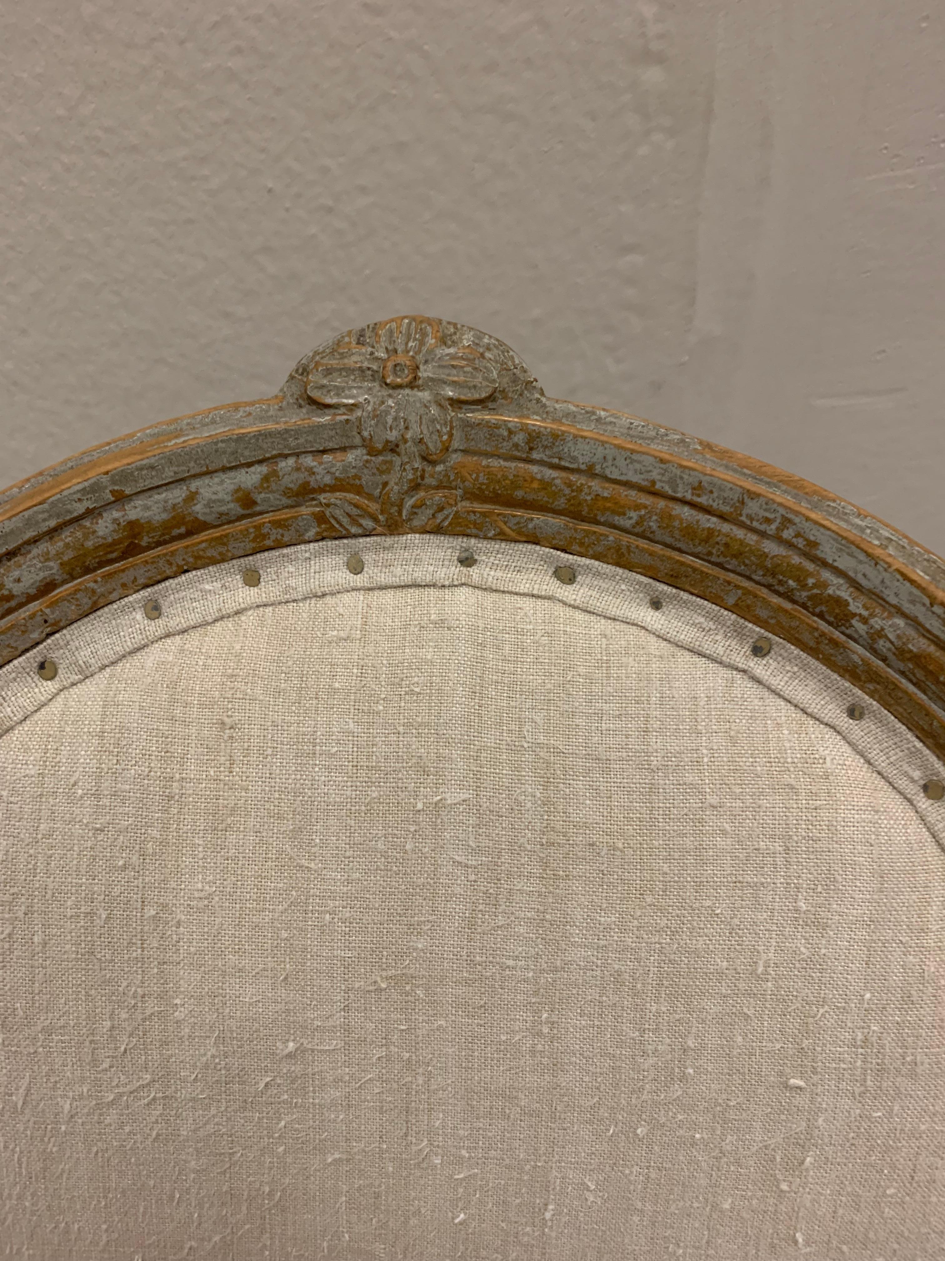 Svedese Coppia di poltrone gustaviane del XVIII secolo con fiori intagliati in vendita