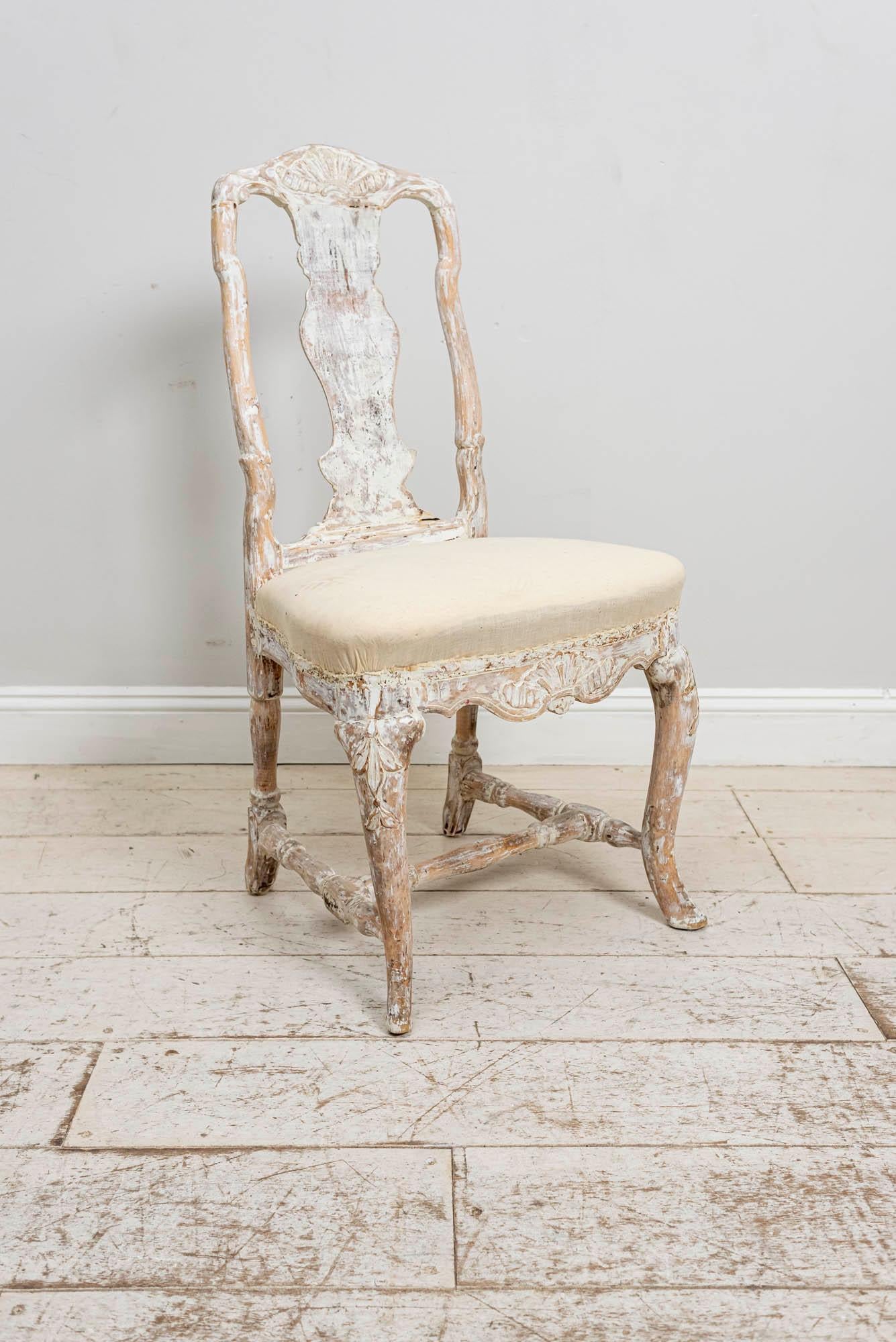 Ein schöner schwedischer Rokokostuhl aus dem 18. Jahrhundert, der voller Originalcharakter ist. Sie wurde im Jahr 1760 hergestellt. Der Stuhl weist geschnitzte Muscheldetails an der Vorderseite des Sitzes und der Rückenlehne auf, mit nachlaufenden