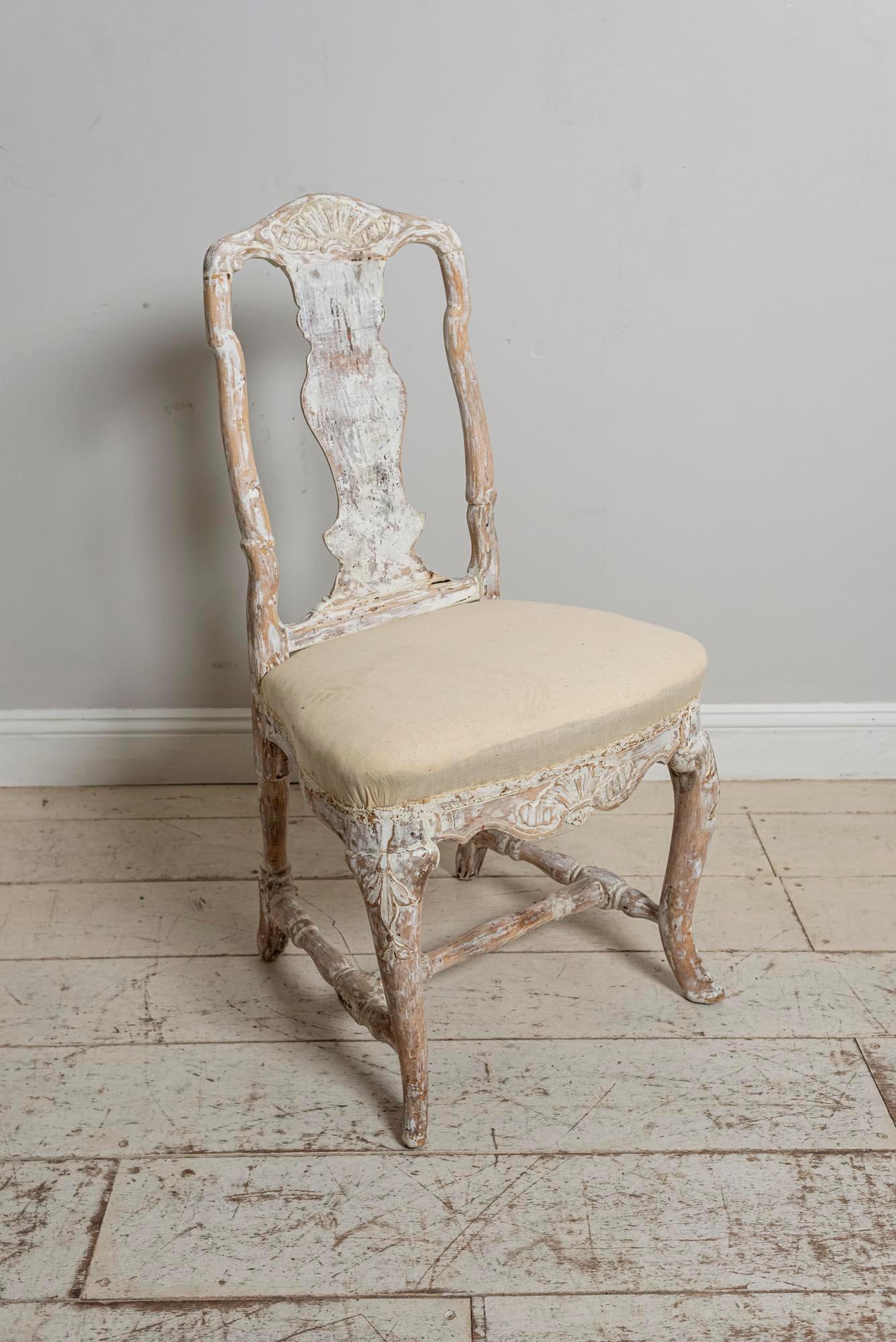 Schwedischer Rokoko-Stuhl, original bemalt und mit geschnitzten Muscheldetails, um das 18. (18. Jahrhundert) im Angebot