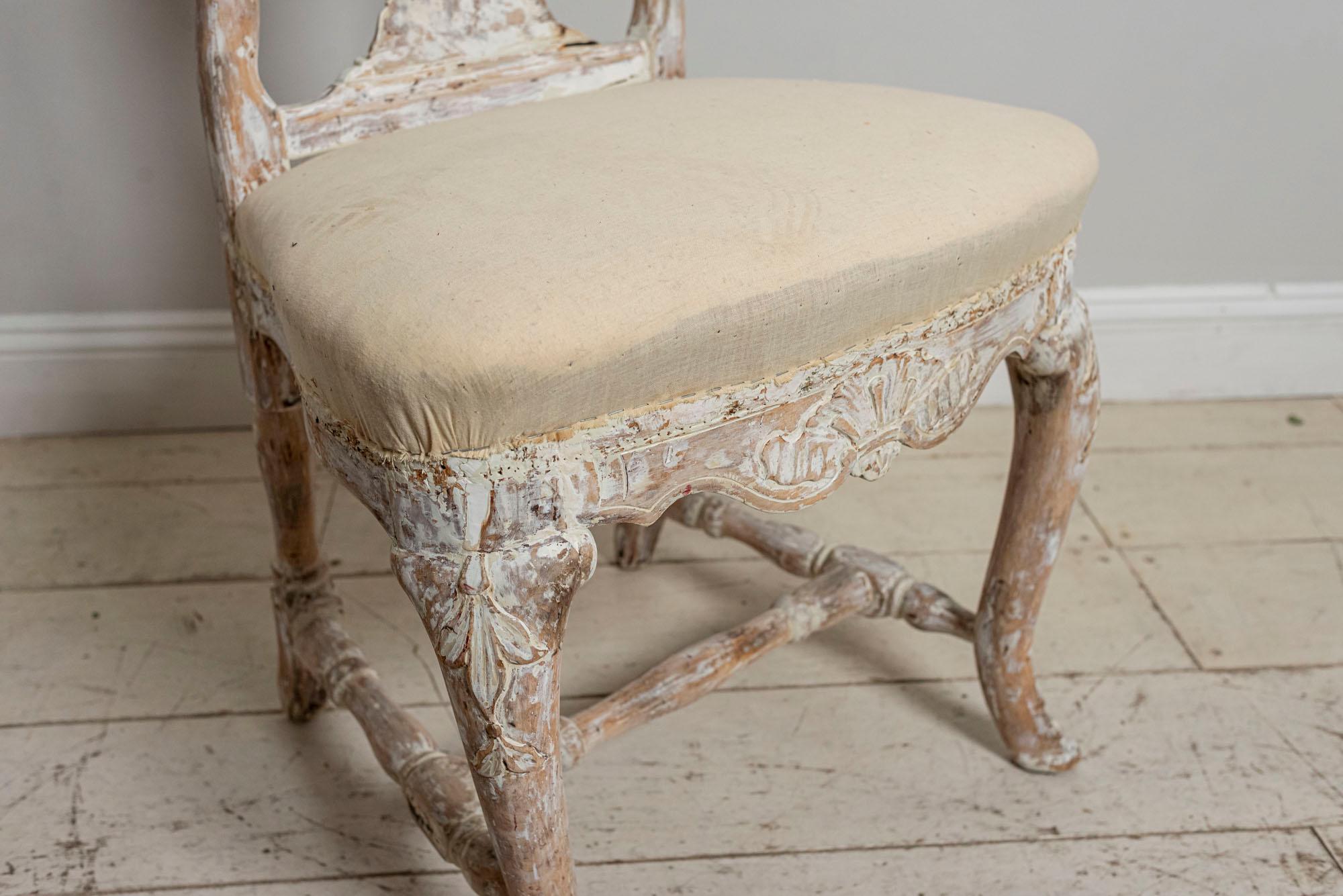 Schwedischer Rokoko-Stuhl, original bemalt und mit geschnitzten Muscheldetails, um das 18. (Eichenholz) im Angebot
