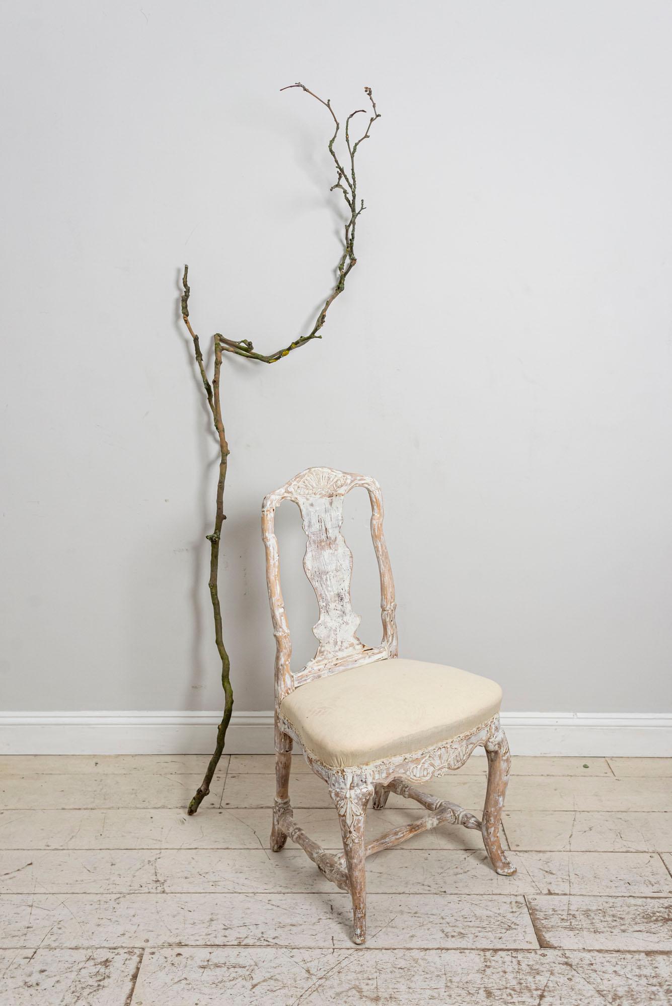 Schwedischer Rokoko-Stuhl, original bemalt und mit geschnitzten Muscheldetails, um das 18. im Angebot 2