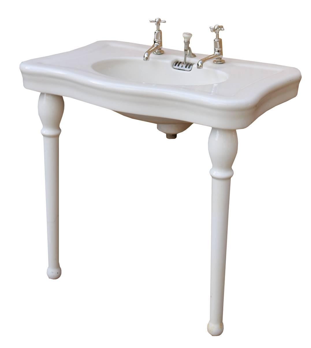 Das Becken ist in sehr gutem Zustand. Die Wasserhähne sind nicht enthalten.
Gewicht 50 kg.