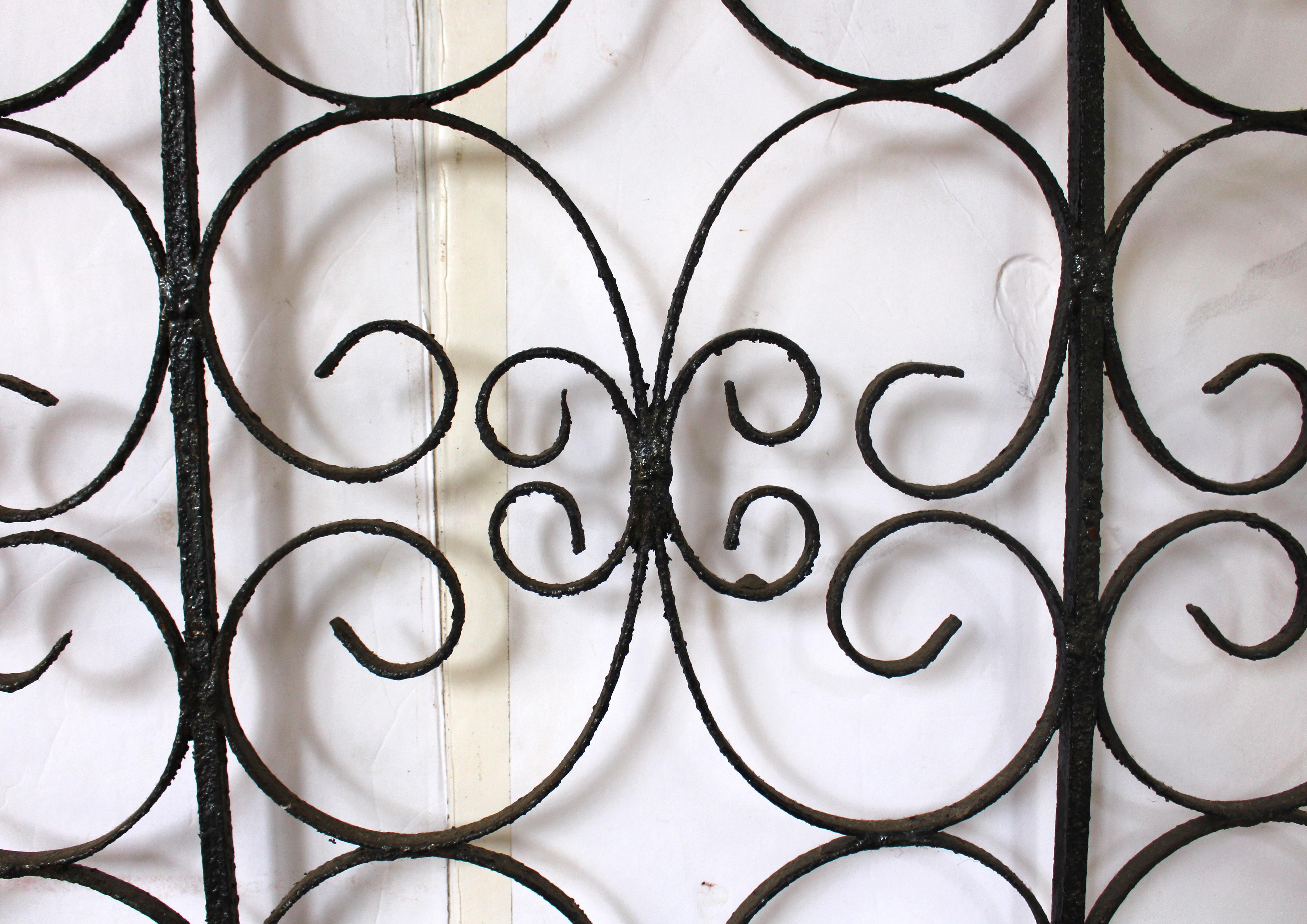 Circa 1900-1925 Pareja de puertas inglesas de hierro forjado para jardín o entrada de vehículos Británico en venta