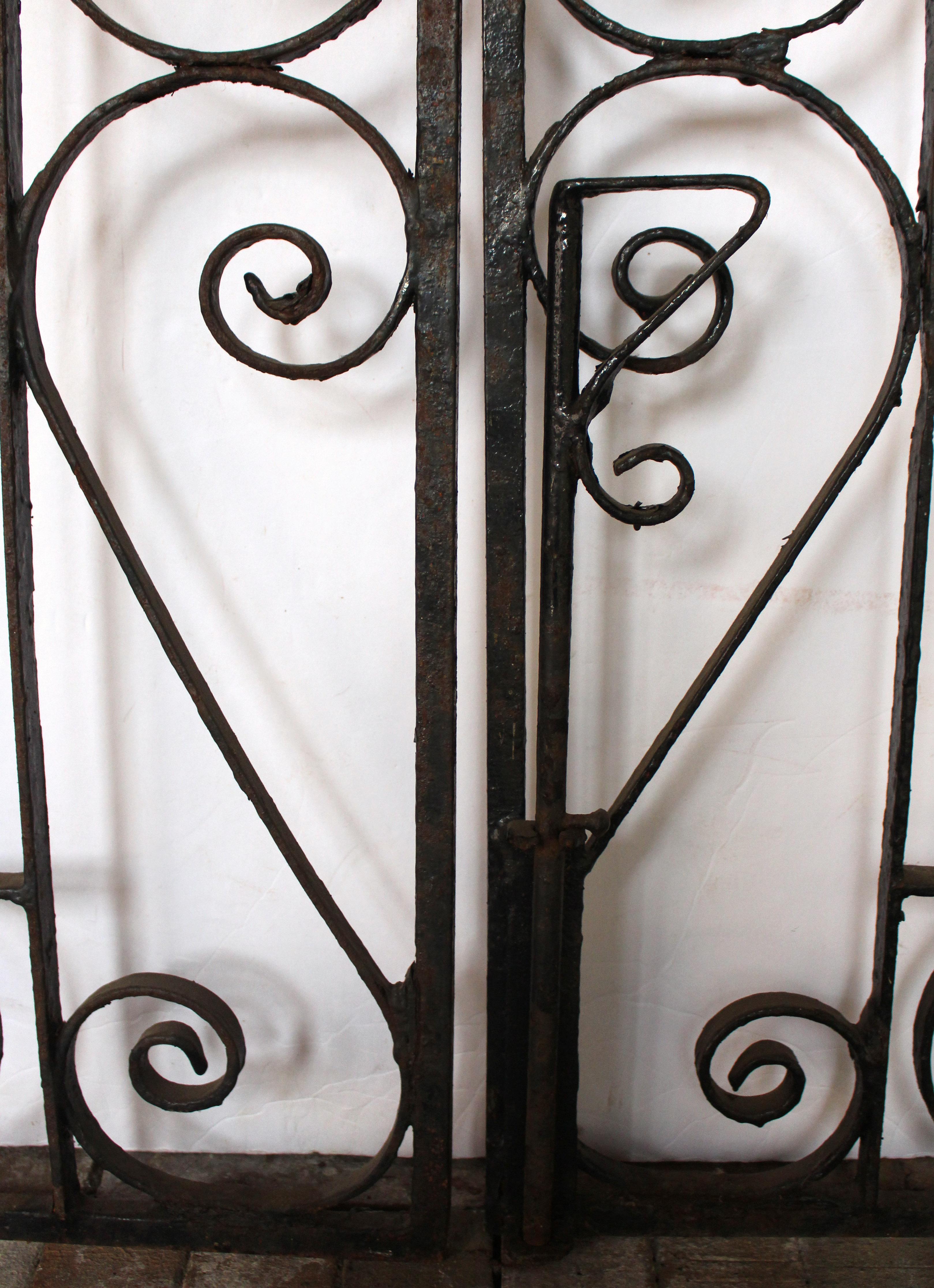 Circa 1900-1925 Pareja de puertas inglesas de hierro forjado para jardín o entrada de vehículos Británico en venta