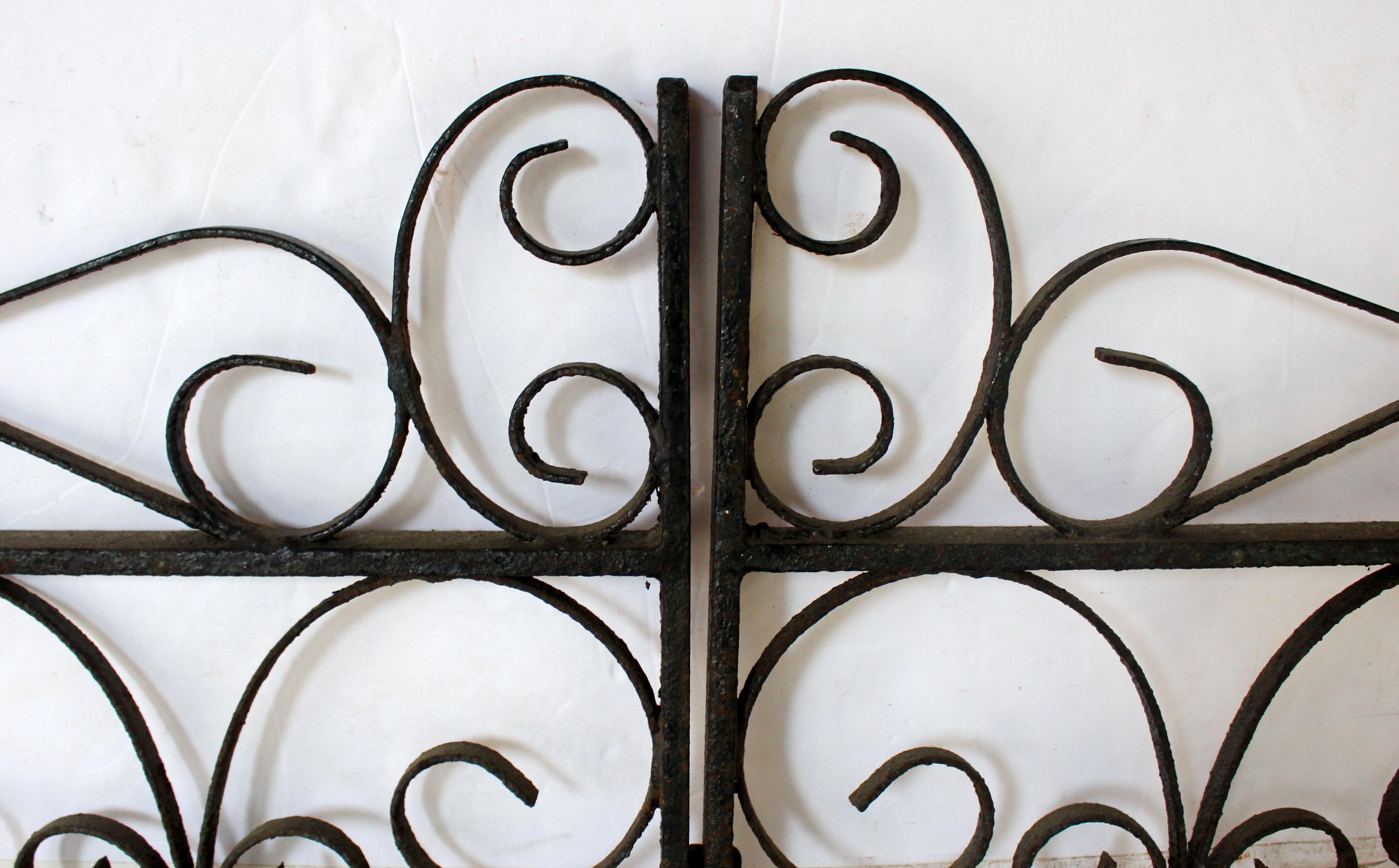 Circa 1900-1925 Pareja de puertas inglesas de hierro forjado para jardín o entrada de vehículos siglo XX en venta
